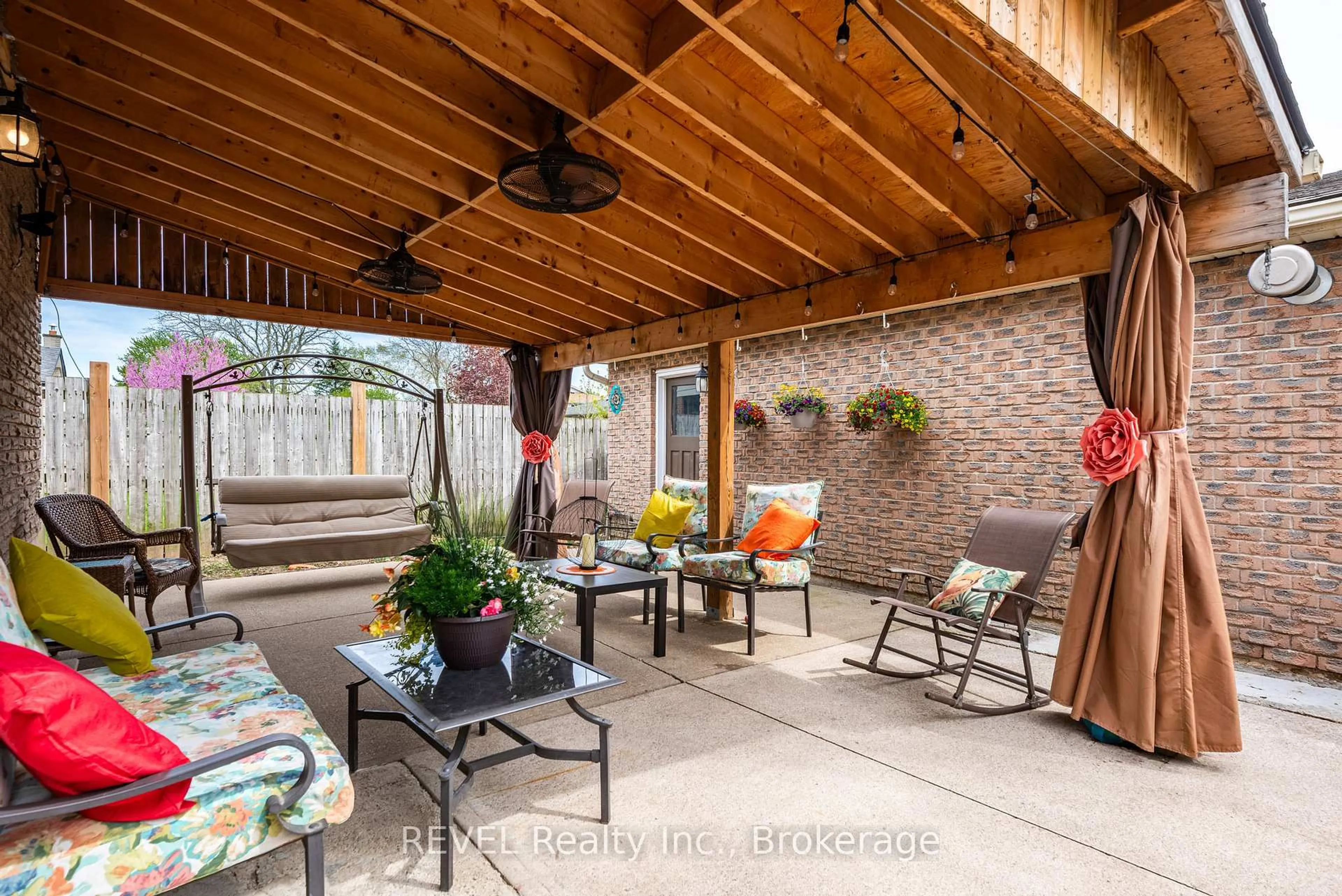 Patio, street for 8257 Post Rd, Niagara Falls Ontario L2H 2E5