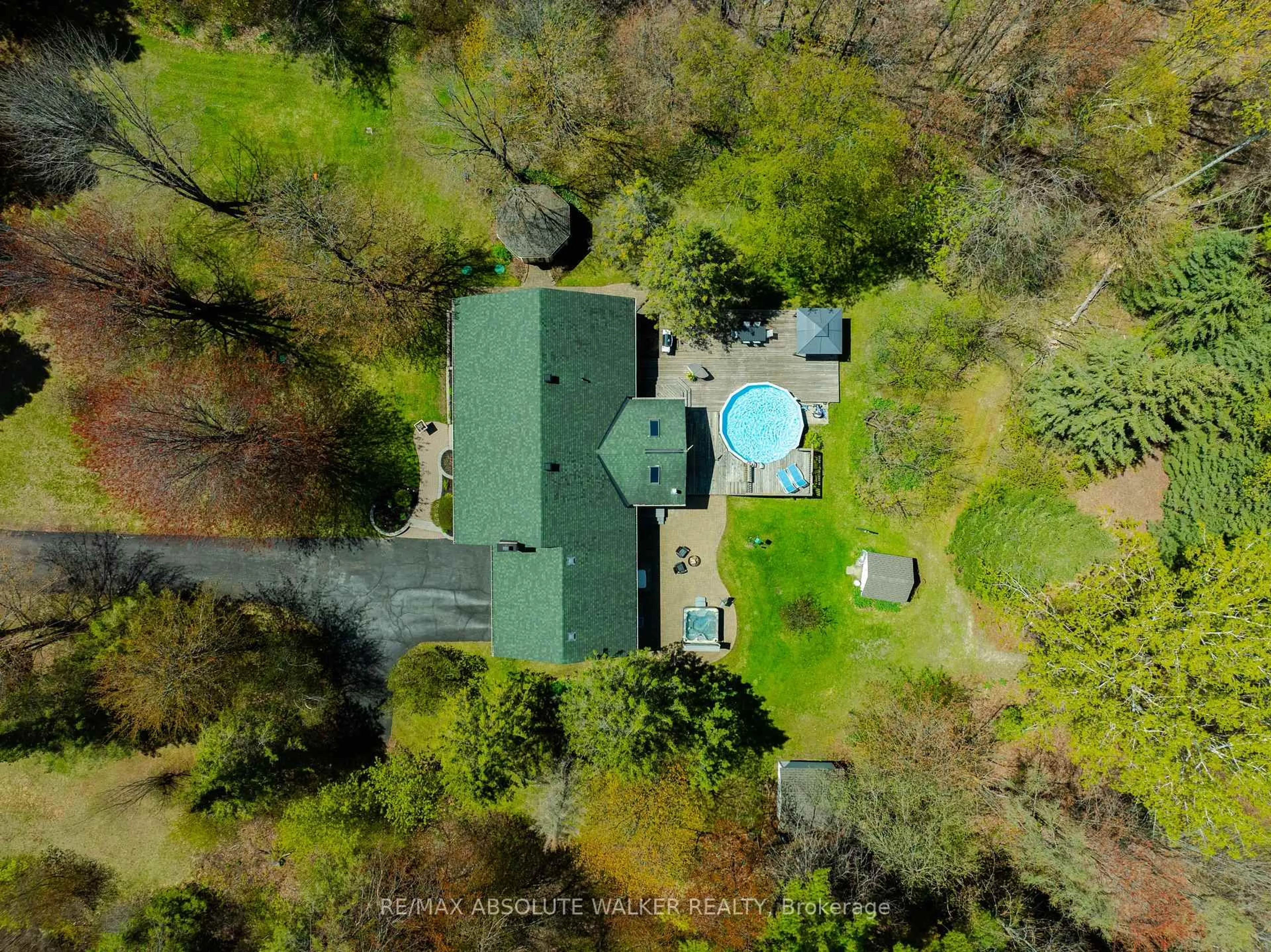 A pic from outside/outdoor area/front of a property/back of a property/a pic from drone, unknown for 760 Canary St, Orleans Ontario K4B 1H4
