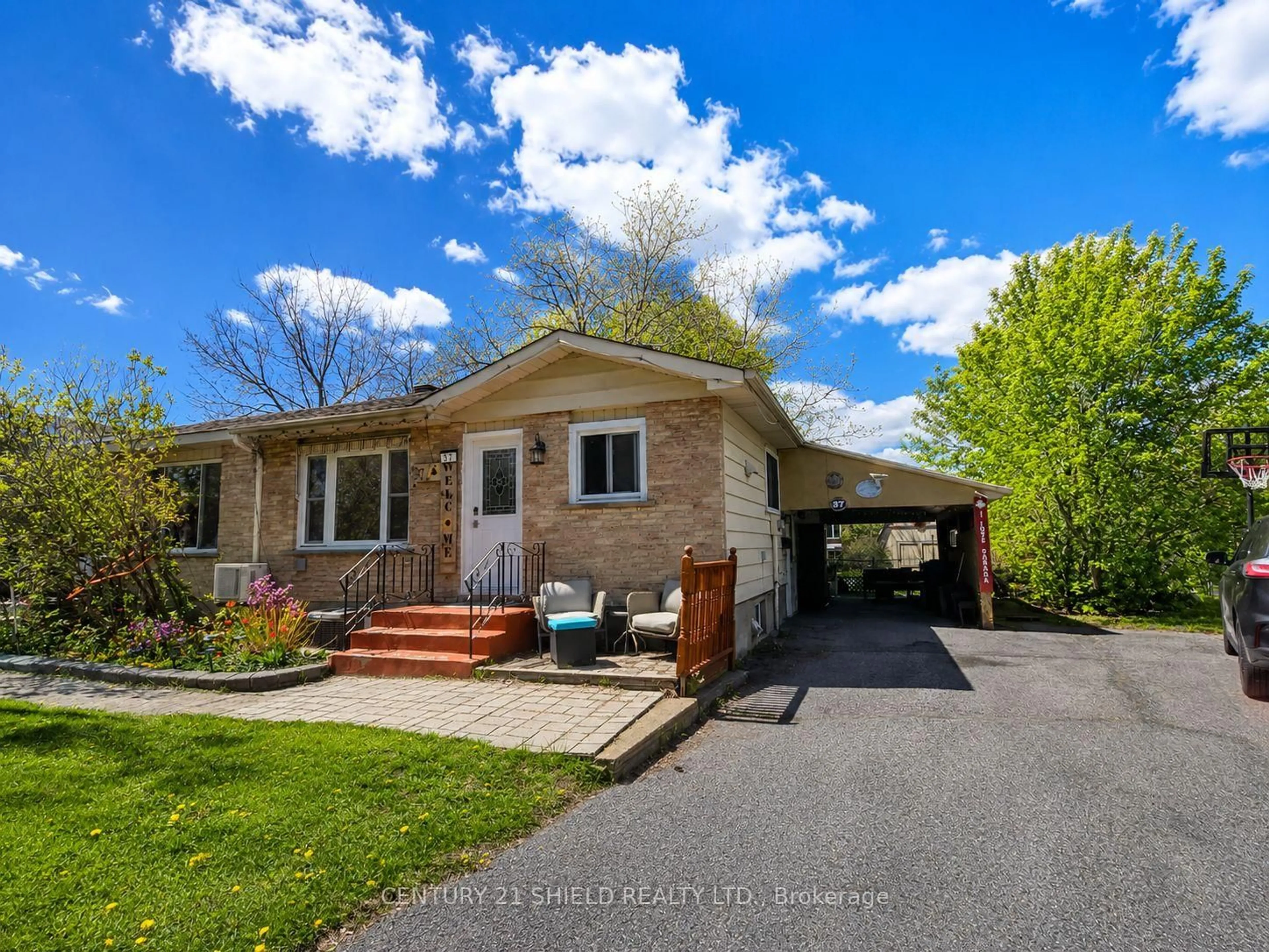 A pic from outside/outdoor area/front of a property/back of a property/a pic from drone, street for 37 Kingslea Cres, Cornwall Ontario K6H 6J2
