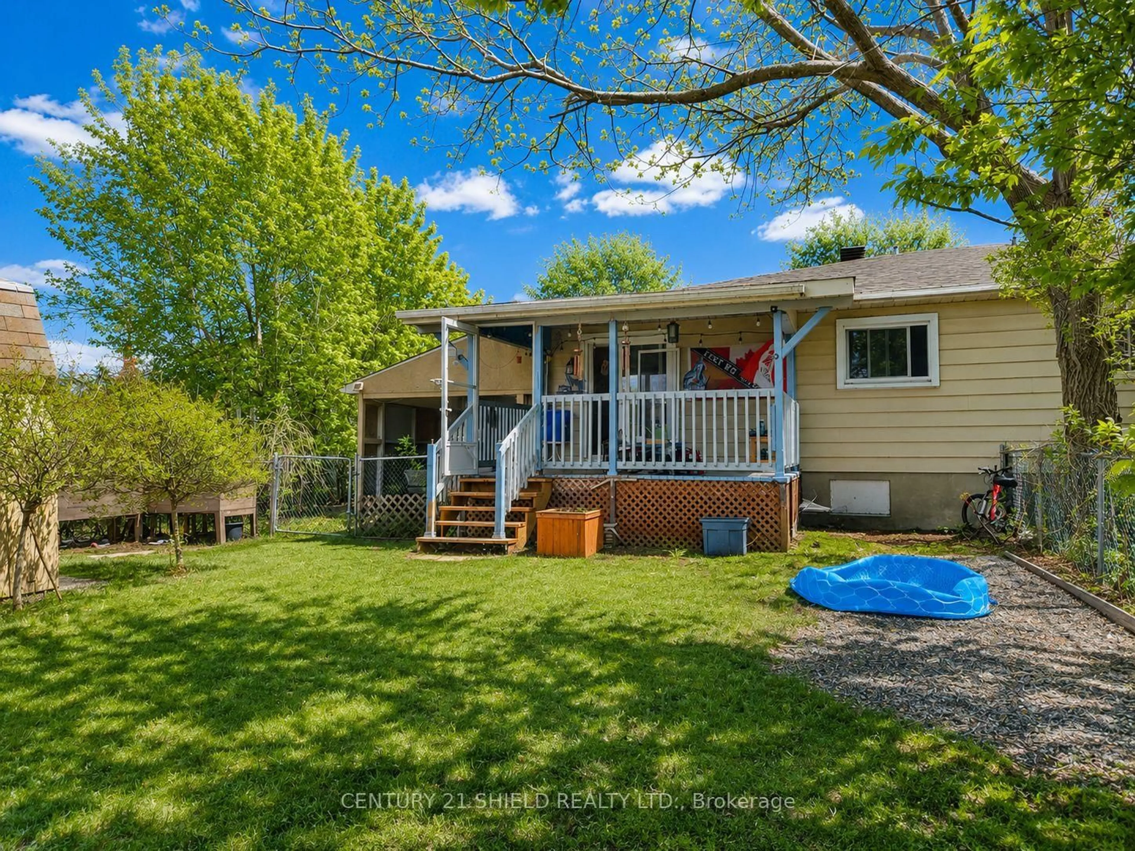 A pic from outside/outdoor area/front of a property/back of a property/a pic from drone, street for 37 Kingslea Cres, Cornwall Ontario K6H 6J2