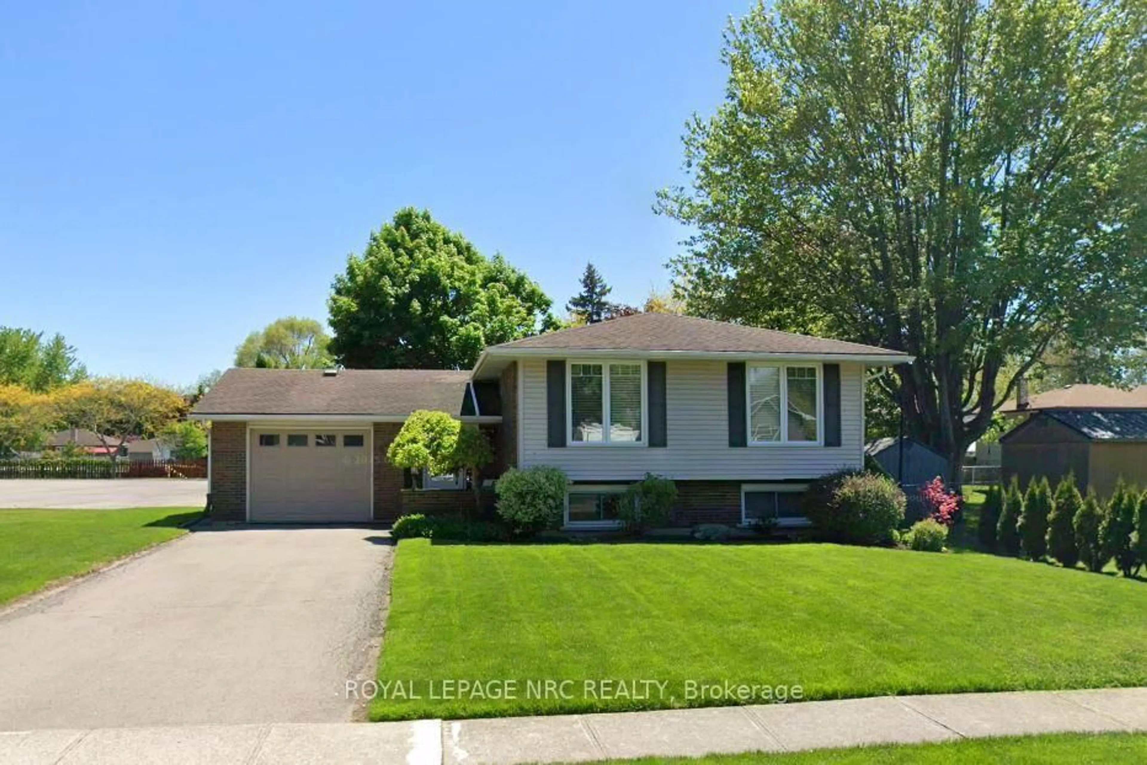 Home with vinyl exterior material, street for 520 Clarence St, Port Colborne Ontario L3K 3H5