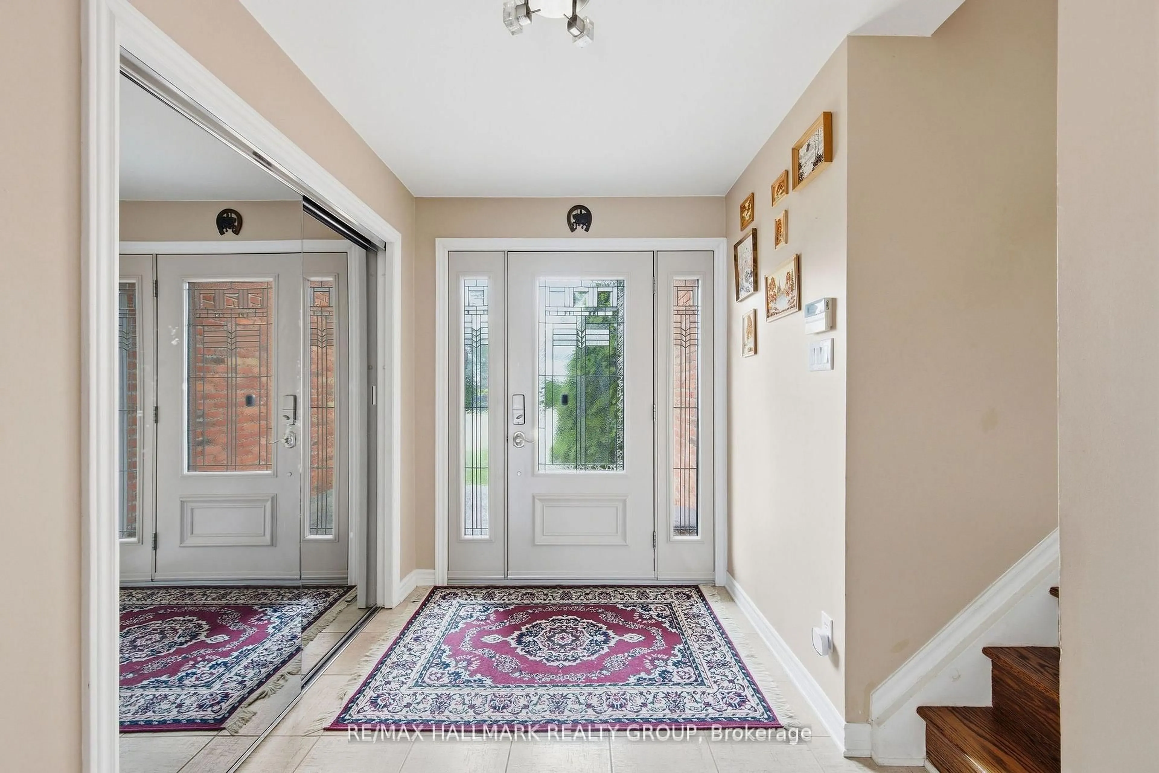 Indoor entryway for 23 Riverbrook Rd, Ottawa Ontario K2H 7W7