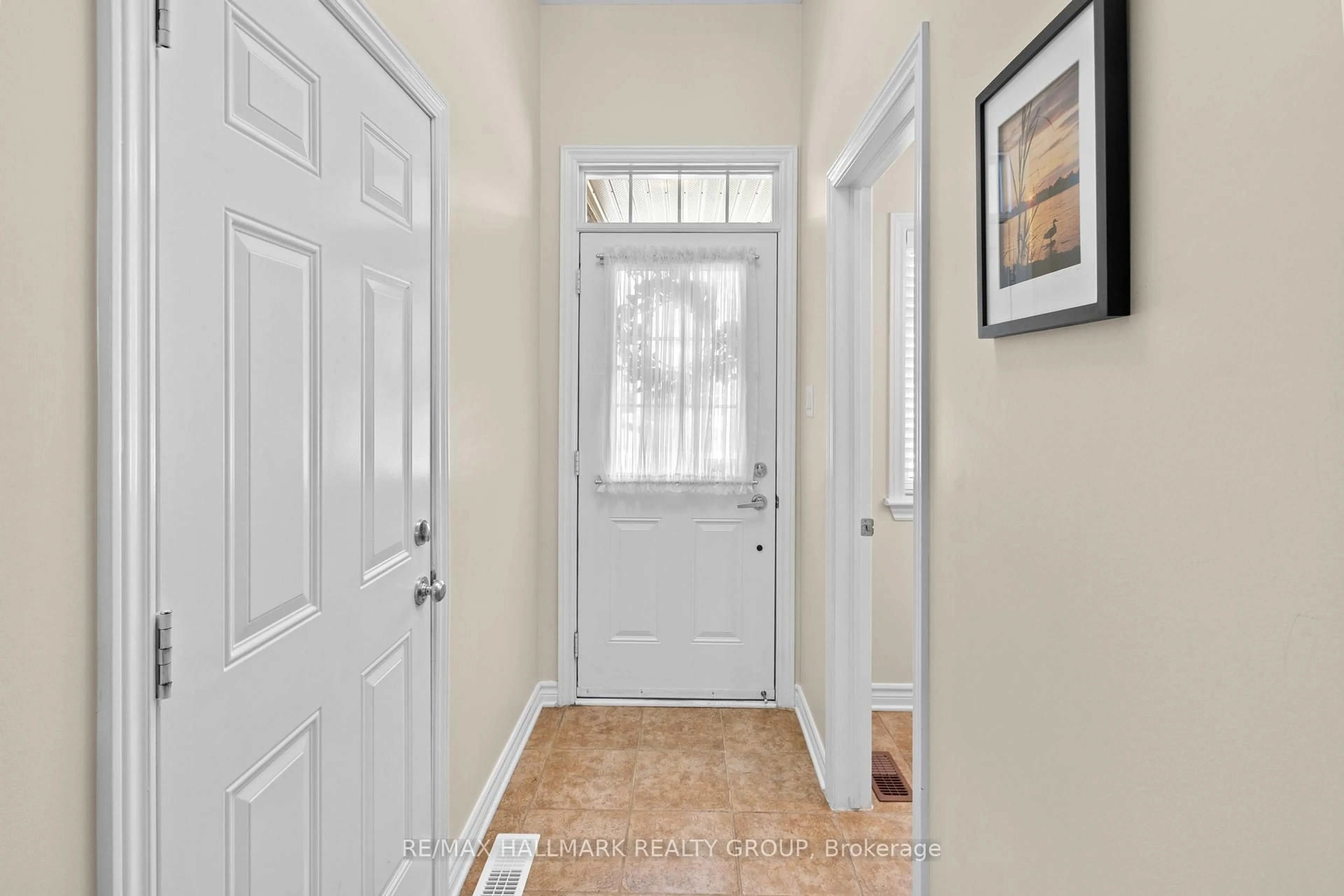 Indoor entryway for 415 Sultan St, Ottawa Ontario K4A 0K1