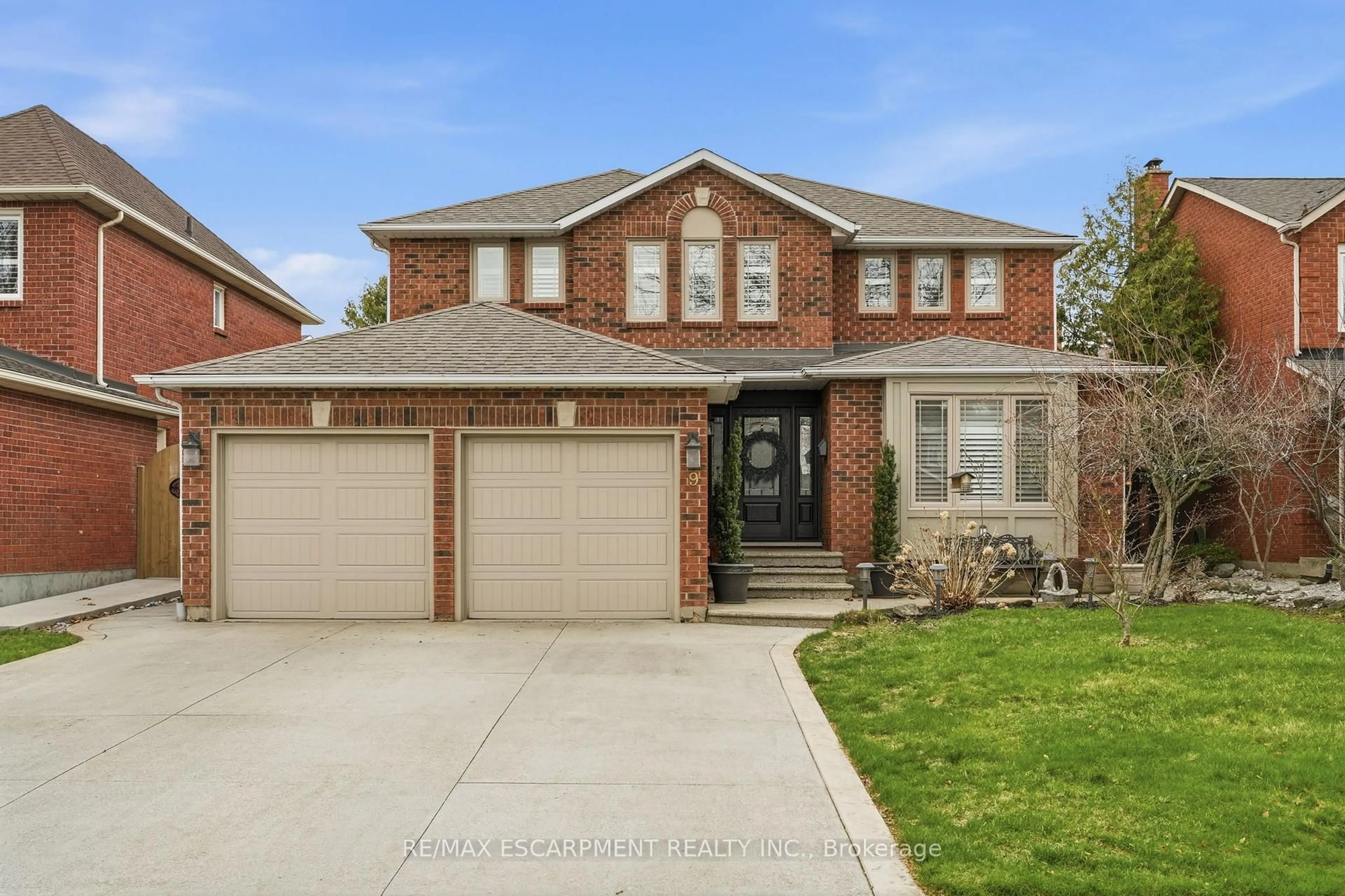 Home with brick exterior material, street for 9 Stone Gate Dr, Grimsby Ontario L3M 5C6