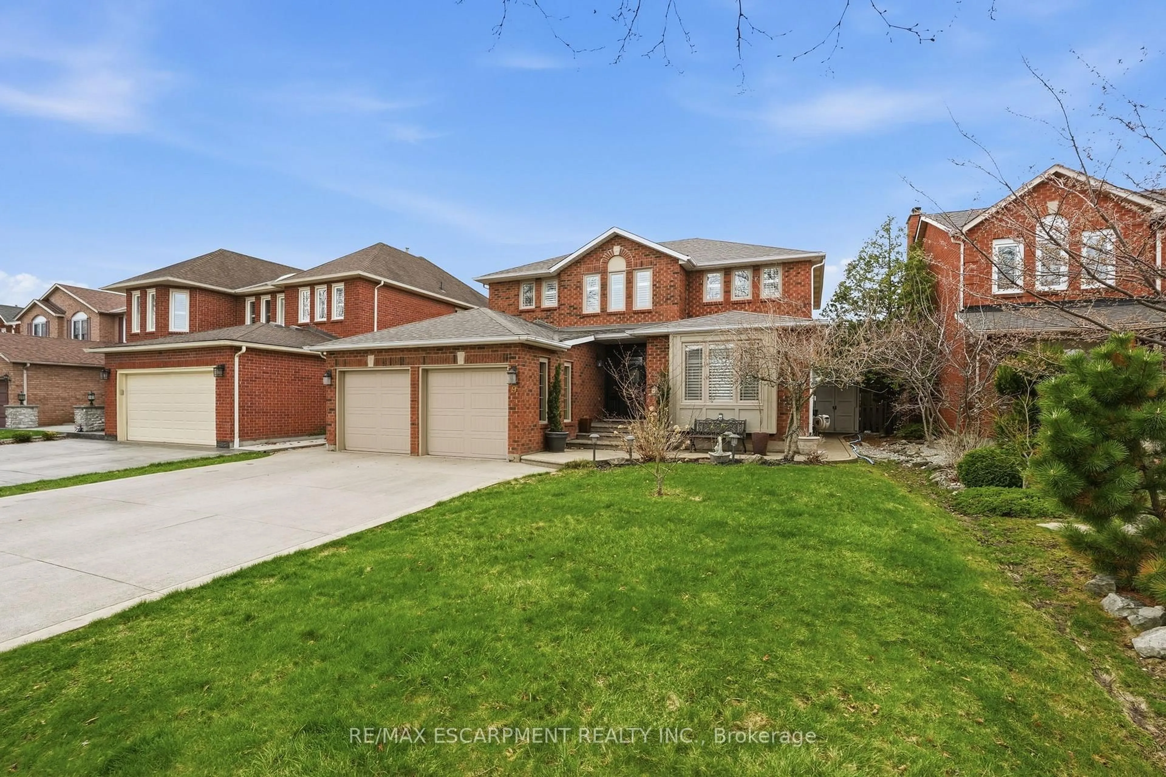 Home with brick exterior material, street for 9 Stone Gate Dr, Grimsby Ontario L3M 5C6