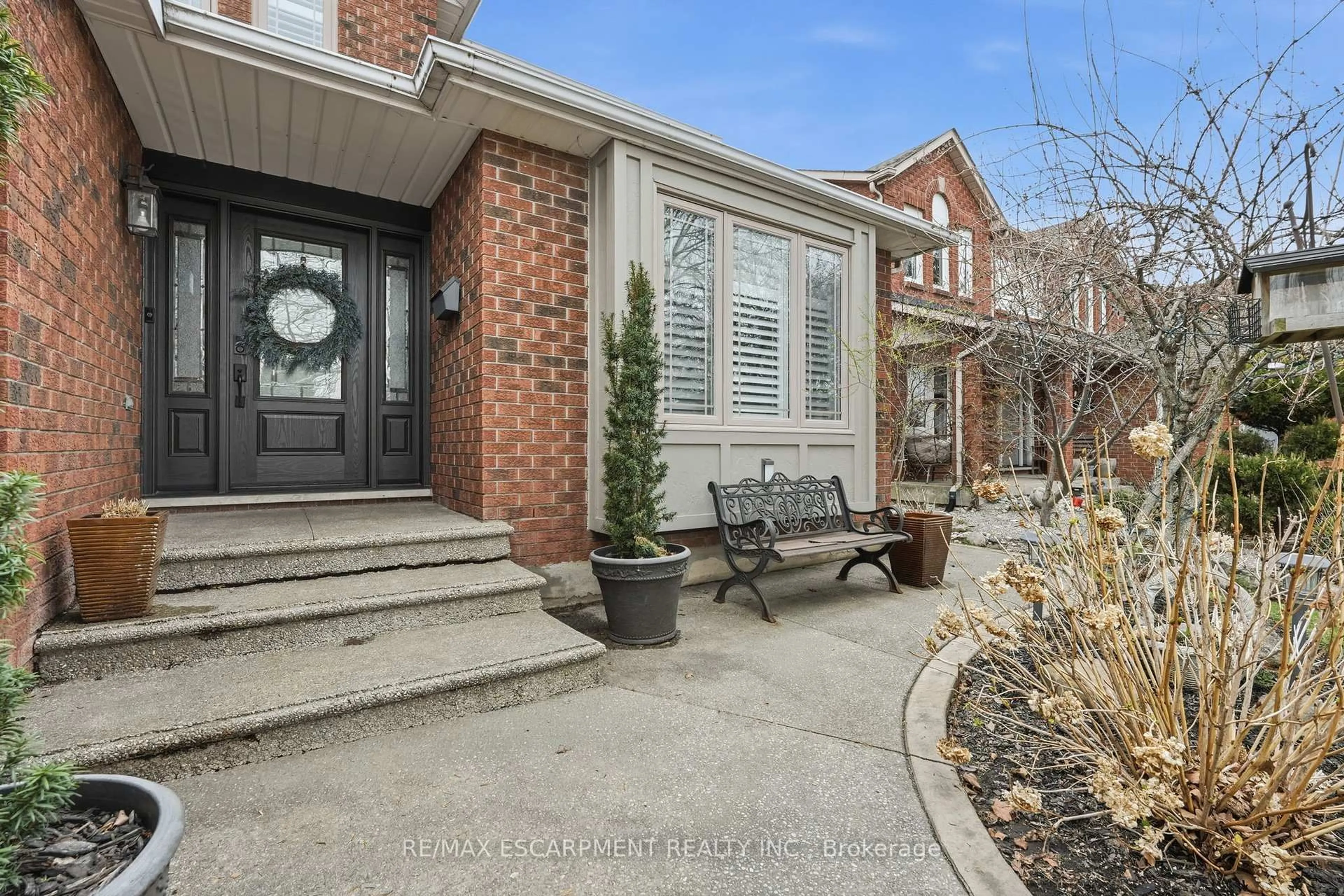 Home with brick exterior material, street for 9 Stone Gate Dr, Grimsby Ontario L3M 5C6
