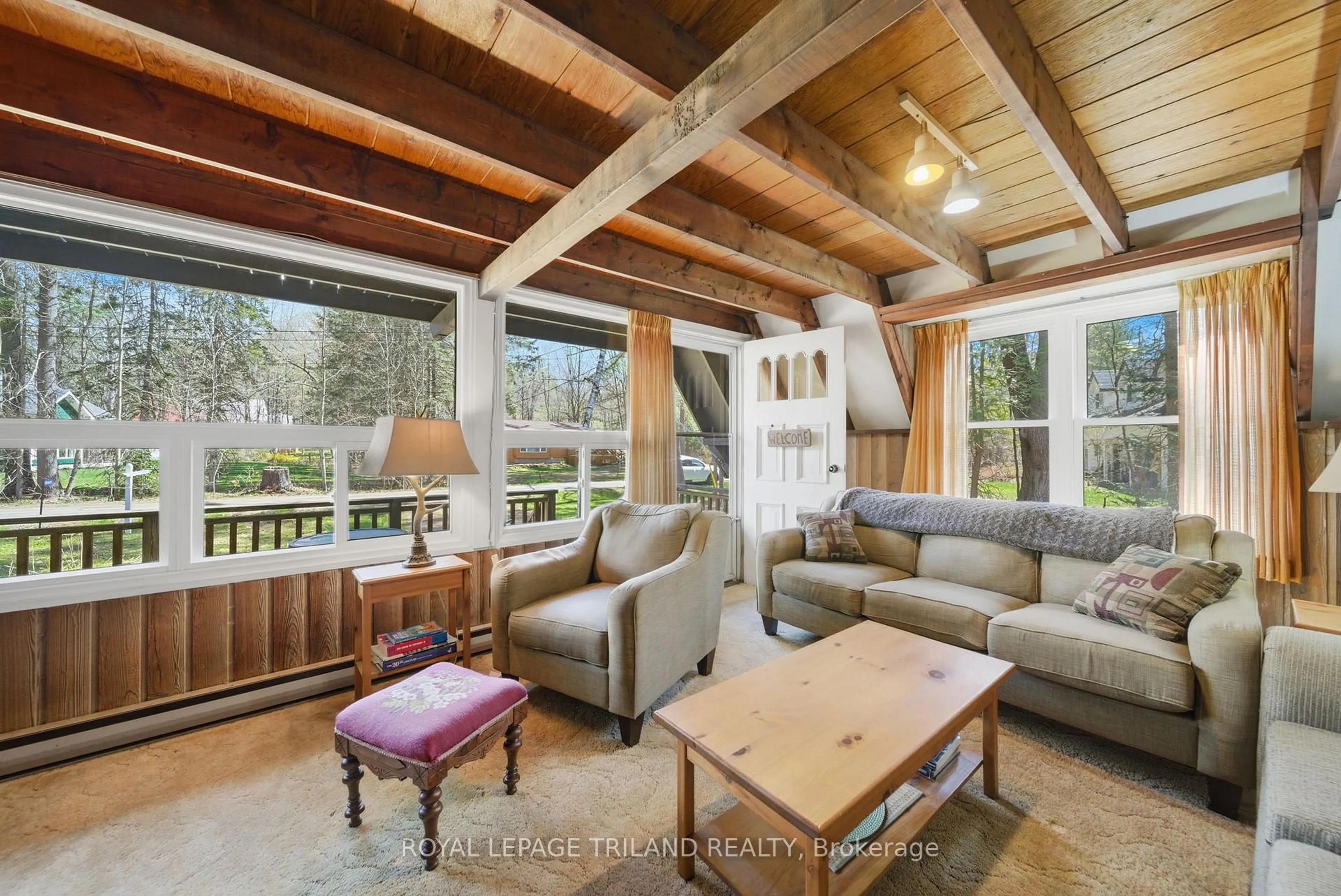 Living room with furniture, wood/laminate floor for 1003 Chippewa Lane, Gravenhurst Ontario P1P 1R1