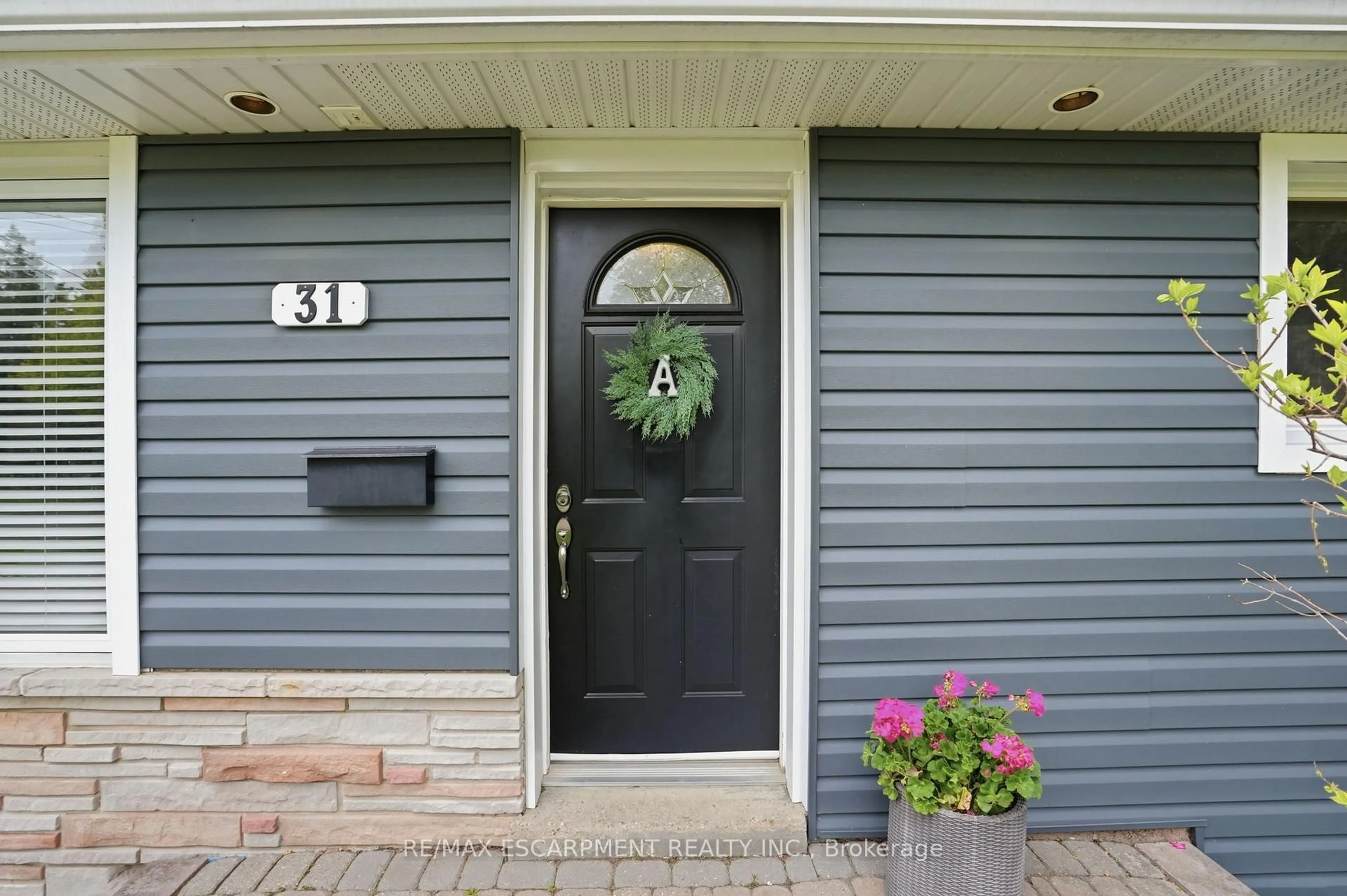 Indoor entryway for 31 Algonquin Ave, Hamilton Ontario L9H 7K9
