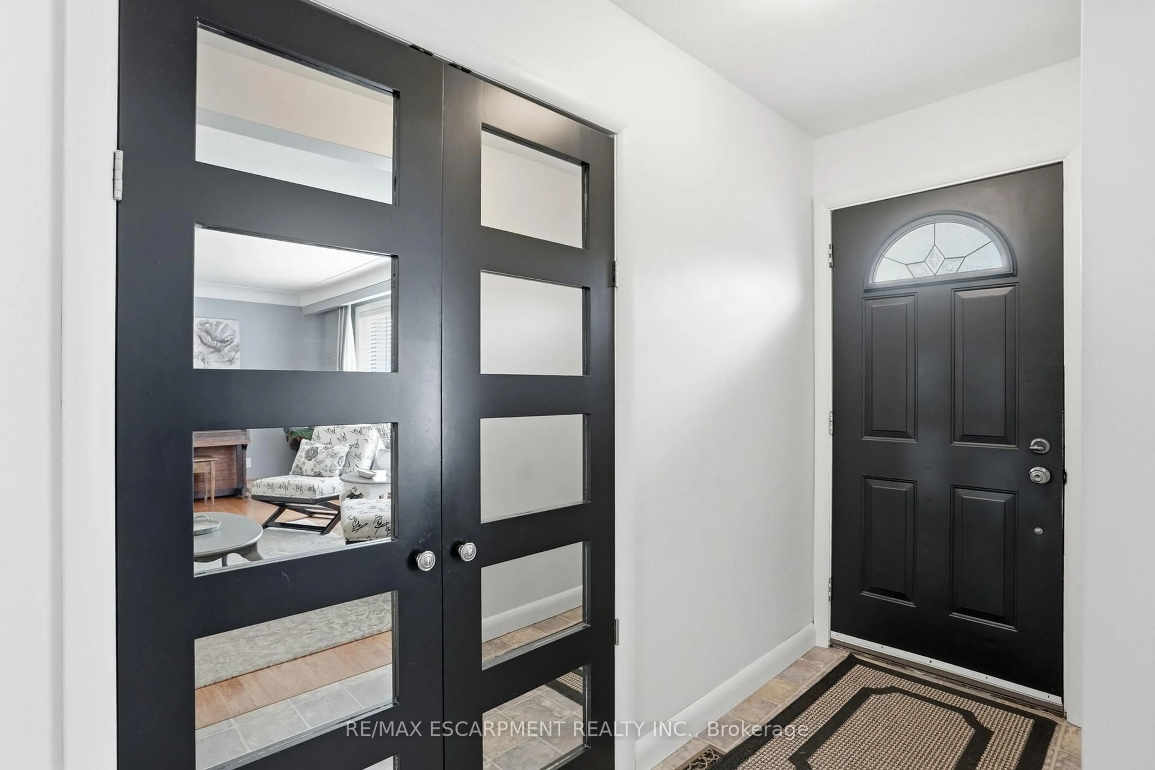Indoor entryway for 31 Algonquin Ave, Hamilton Ontario L9H 7K9