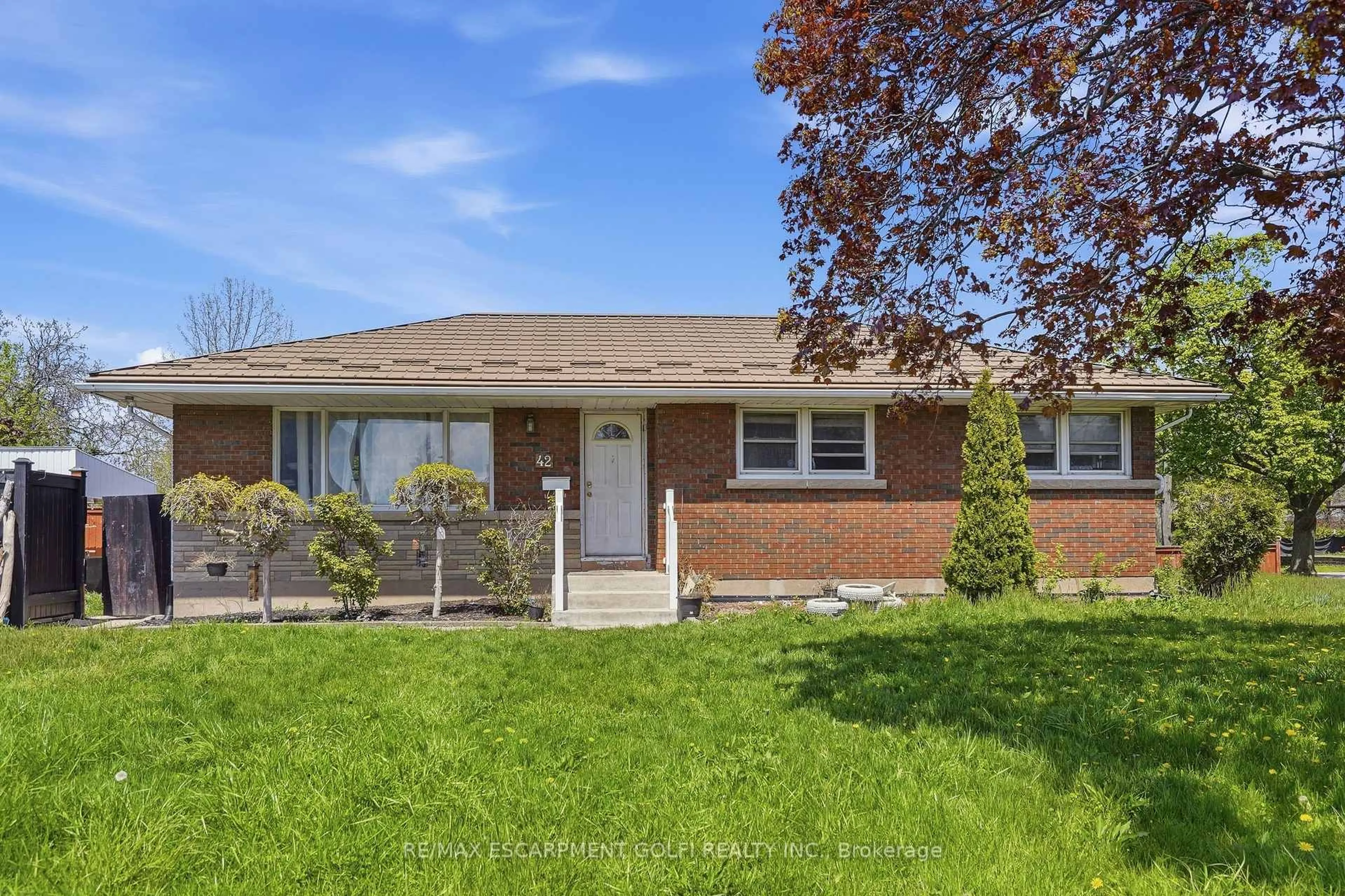 Home with brick exterior material, street for 42 Sunnylea Dr, St. Catharines Ontario L2M 5Z8