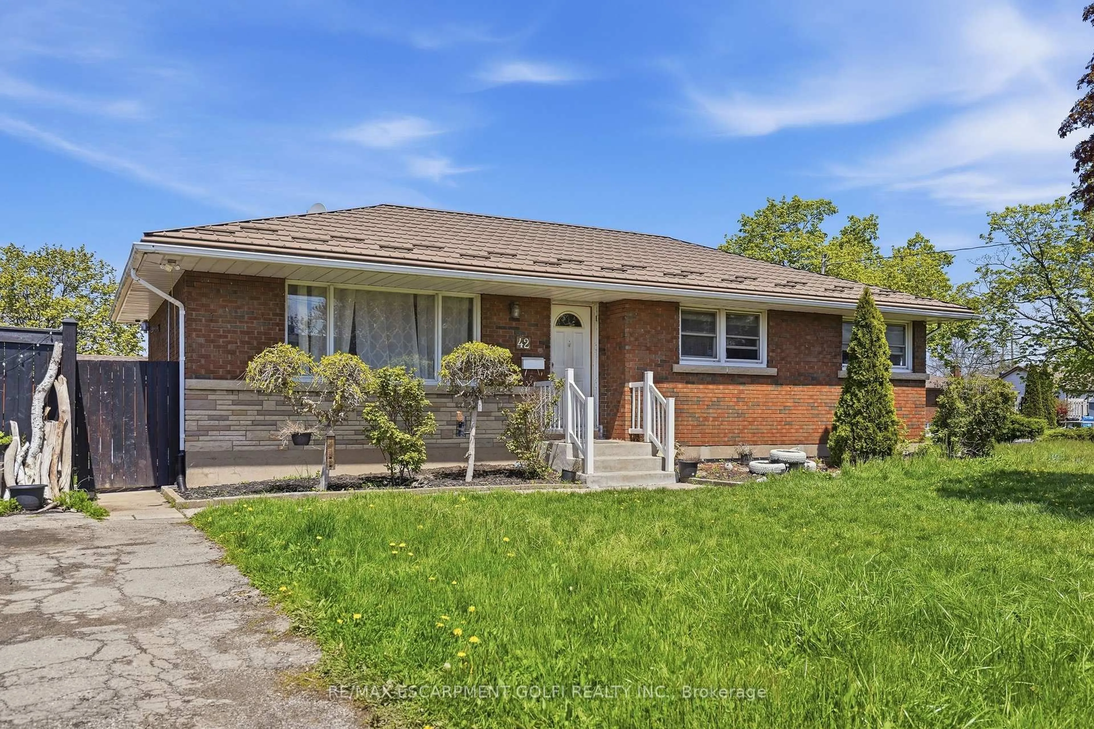 Home with brick exterior material, street for 42 Sunnylea Dr, St. Catharines Ontario L2M 5Z8