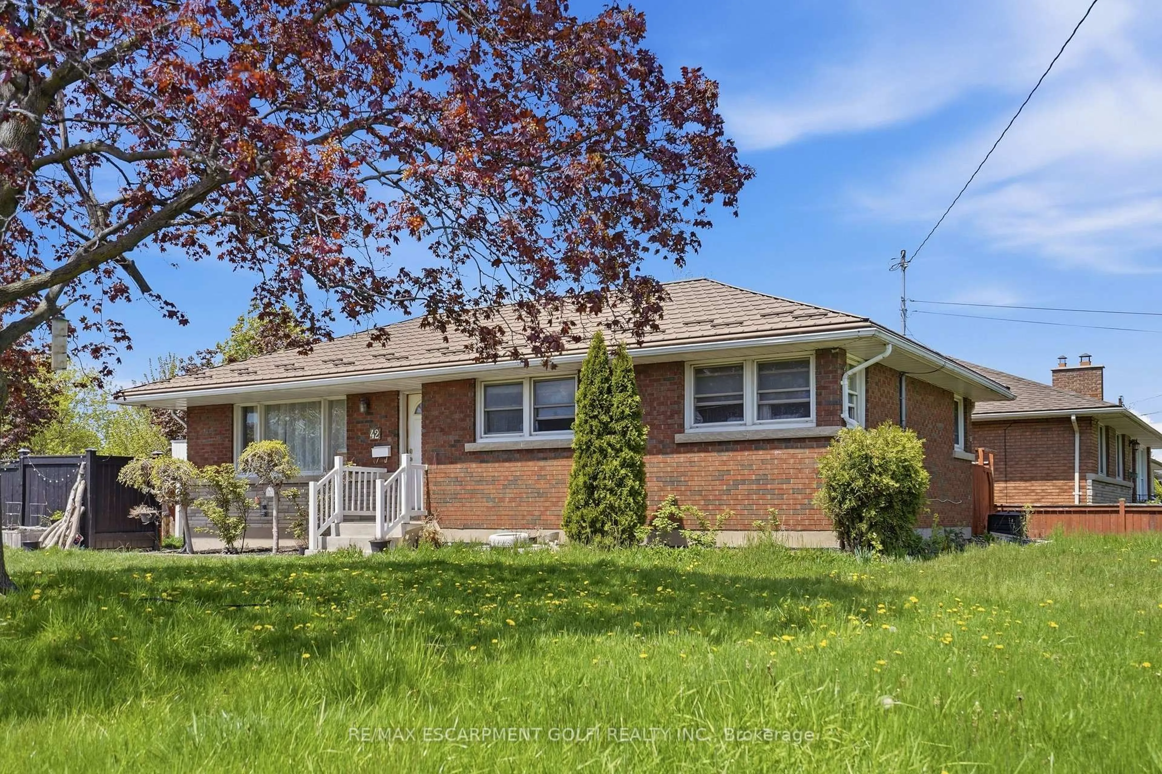 Home with brick exterior material, street for 42 Sunnylea Dr, St. Catharines Ontario L2M 5Z8