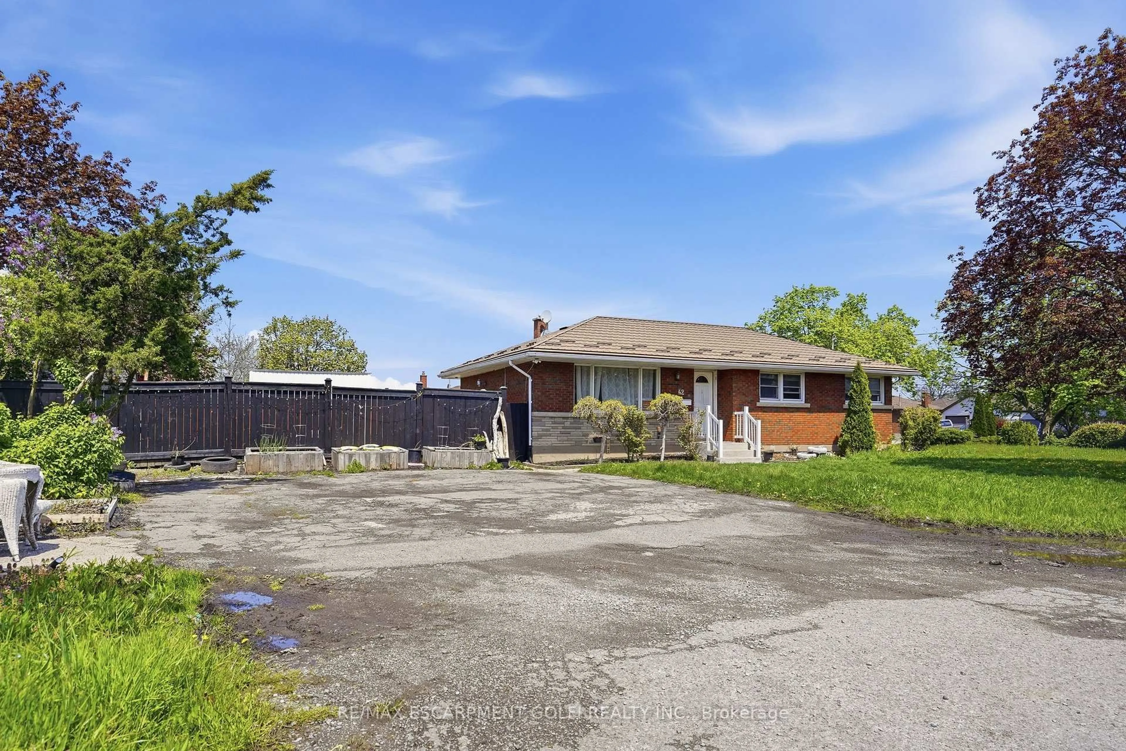 A pic from outside/outdoor area/front of a property/back of a property/a pic from drone, street for 42 Sunnylea Dr, St. Catharines Ontario L2M 5Z8