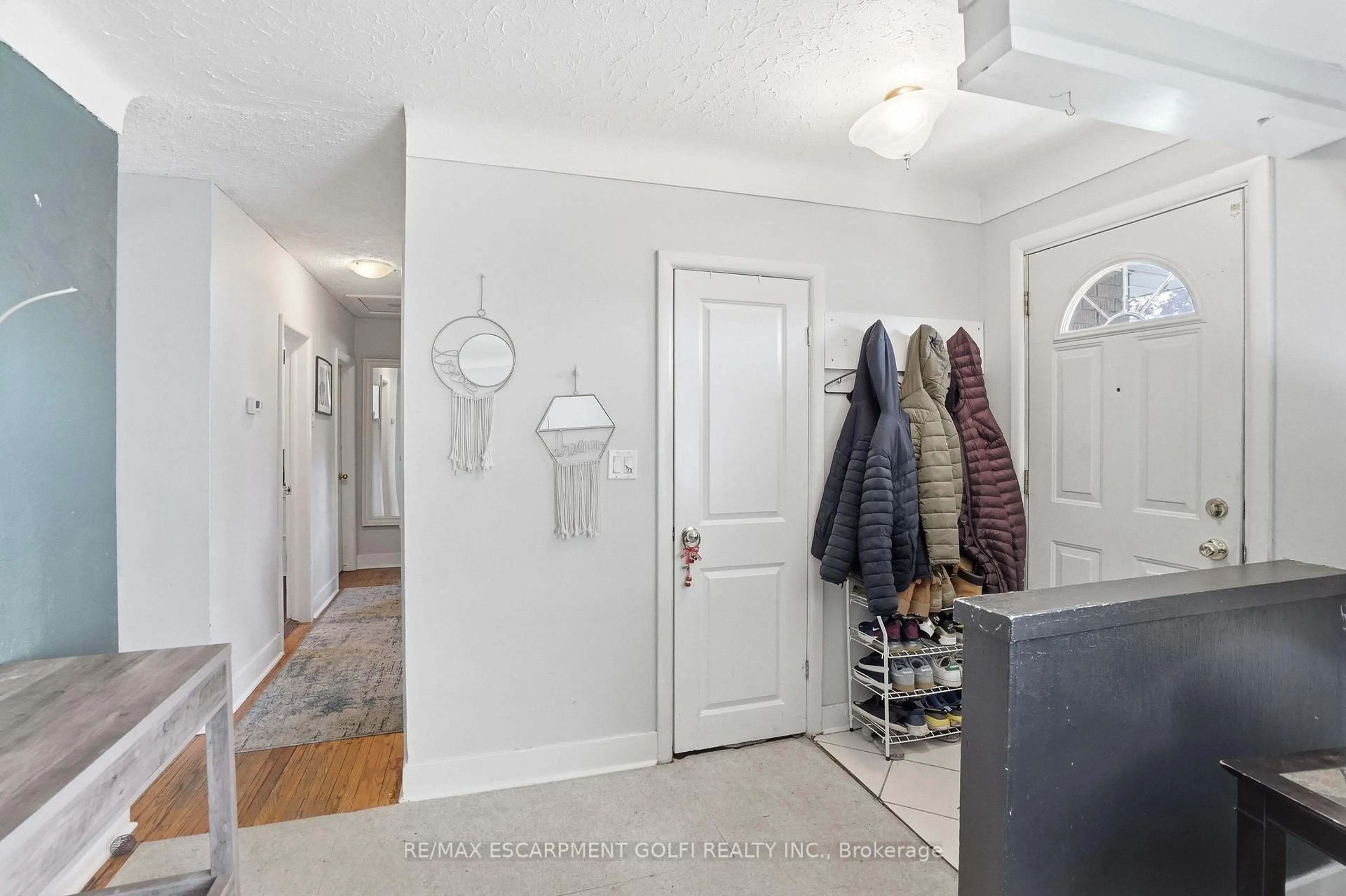 Indoor entryway for 42 Sunnylea Dr, St. Catharines Ontario L2M 5Z8