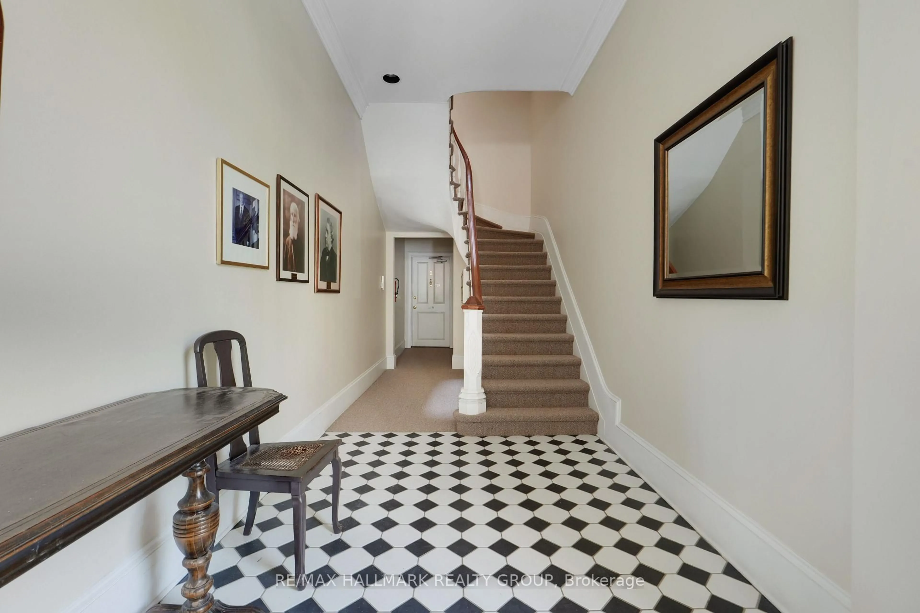 Indoor foyer for 274 DALY Ave #5, Ottawa Ontario K1N 6G5