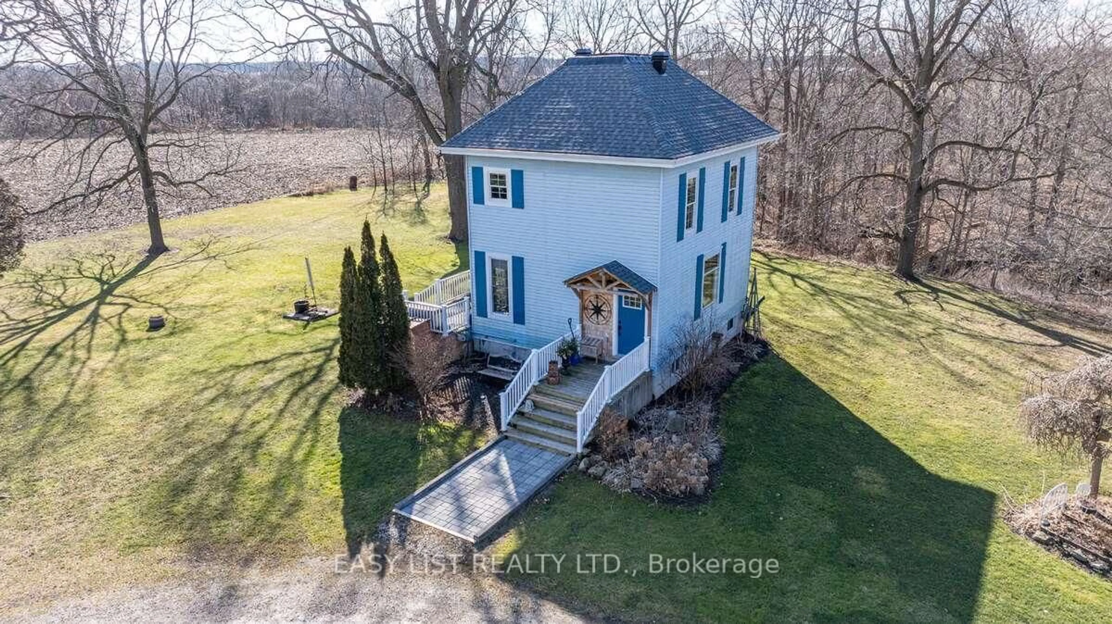 A pic from outside/outdoor area/front of a property/back of a property/a pic from drone, building for 28143 Talbot Line, Dutton/Dunwich Ontario N0L 2M0