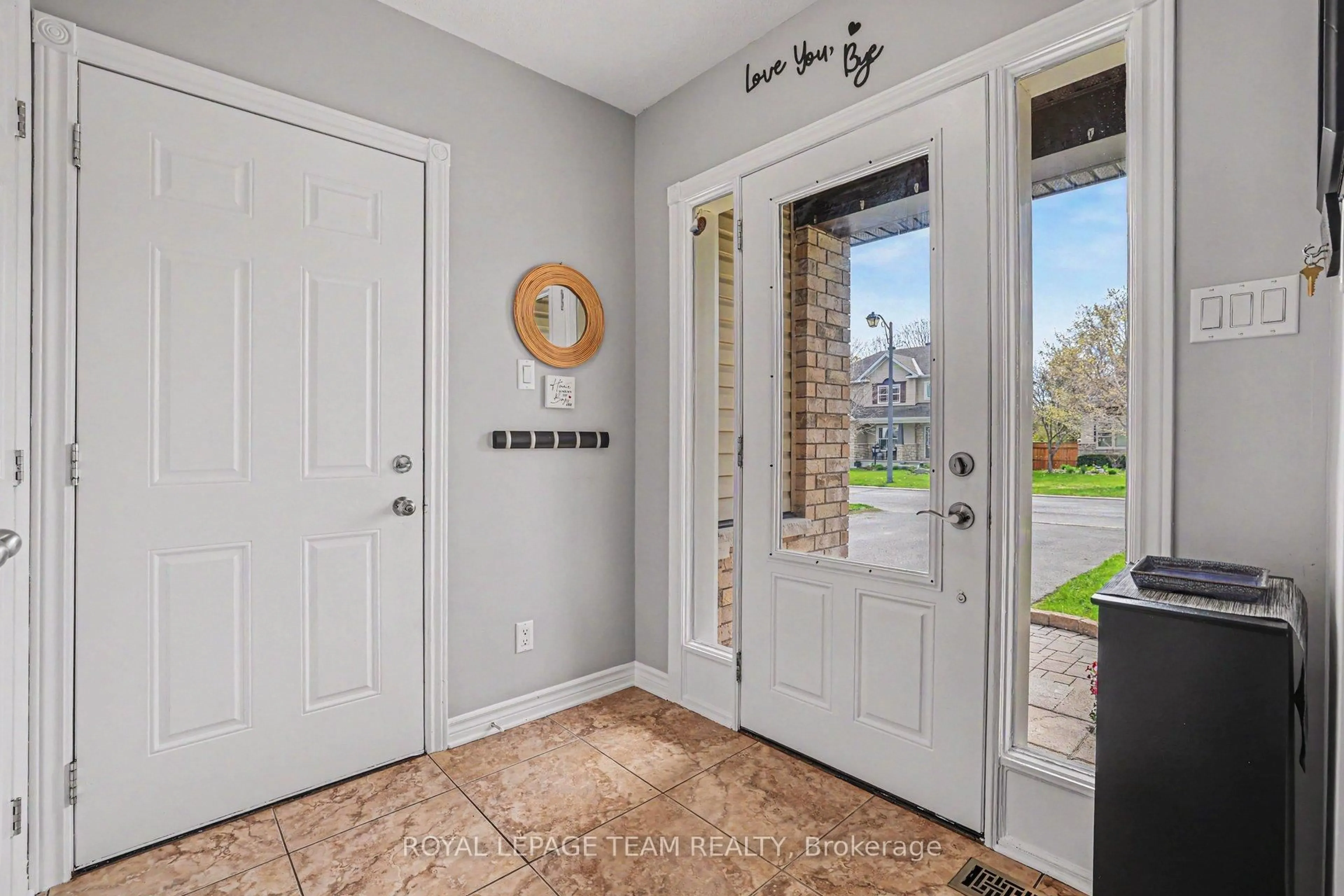 Indoor entryway for 77 Chanonhouse Dr, Richmond Ontario K0A 2Z0