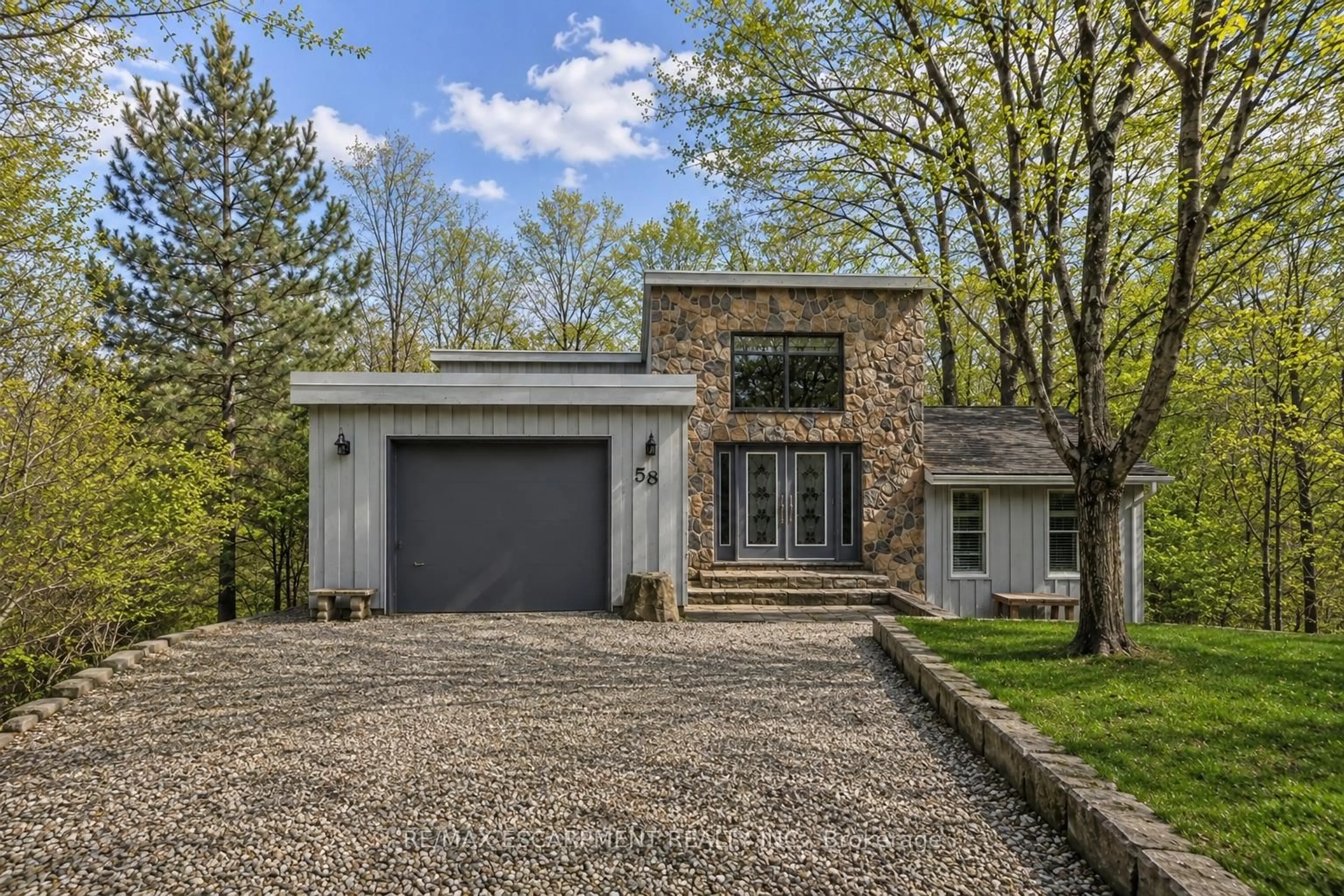 Home with brick exterior material, street for 59 Park Rd, Grimsby Ontario L3M 4E7