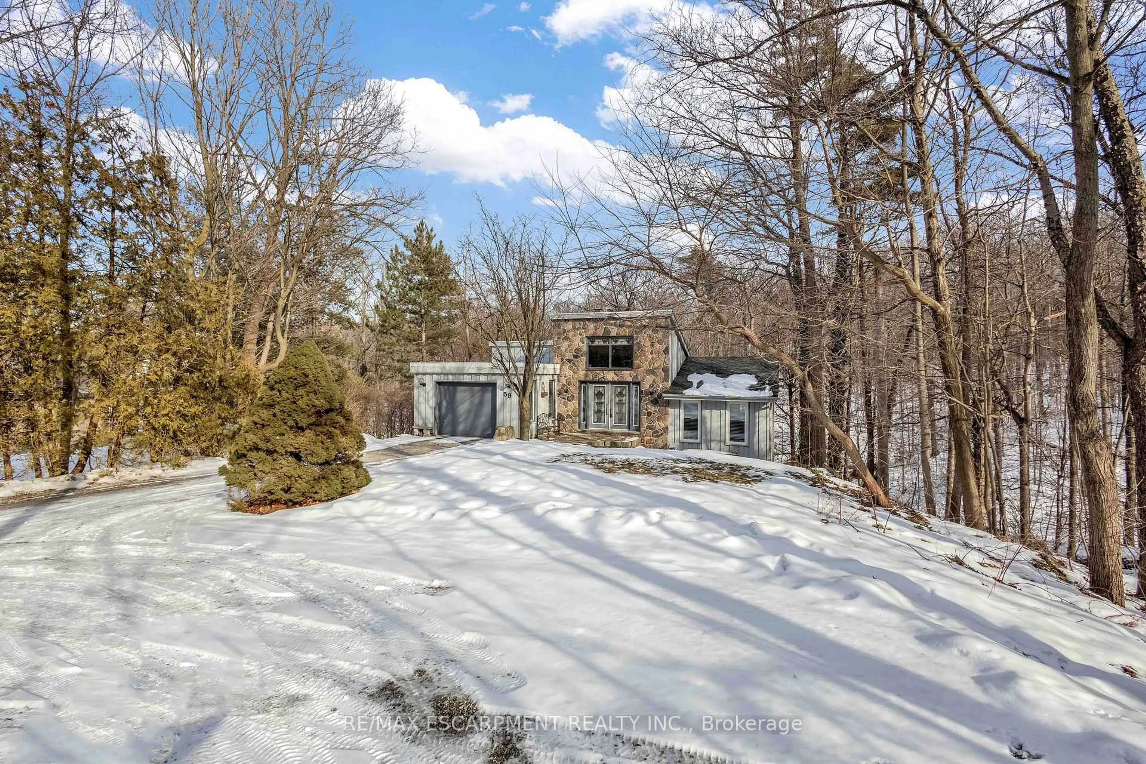 A pic from outside/outdoor area/front of a property/back of a property/a pic from drone, unknown for 59 Park Rd, Grimsby Ontario L3M 4E7