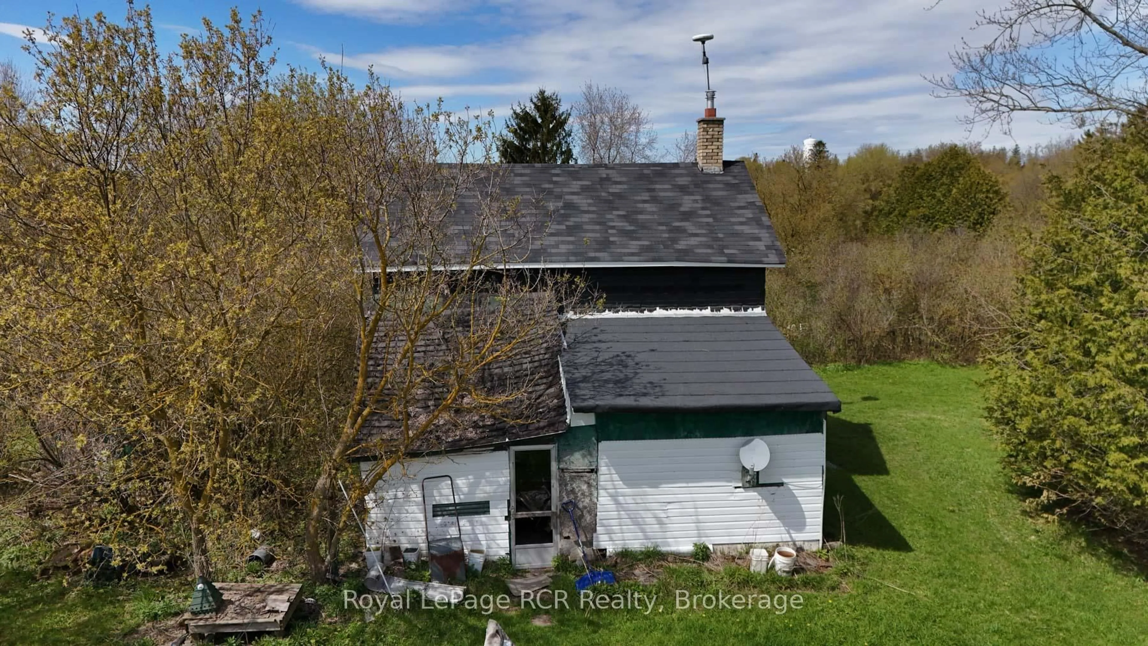 A pic from outside/outdoor area/front of a property/back of a property/a pic from drone, building for 250 HARRIS St, Wellington North Ontario N0G 2L3