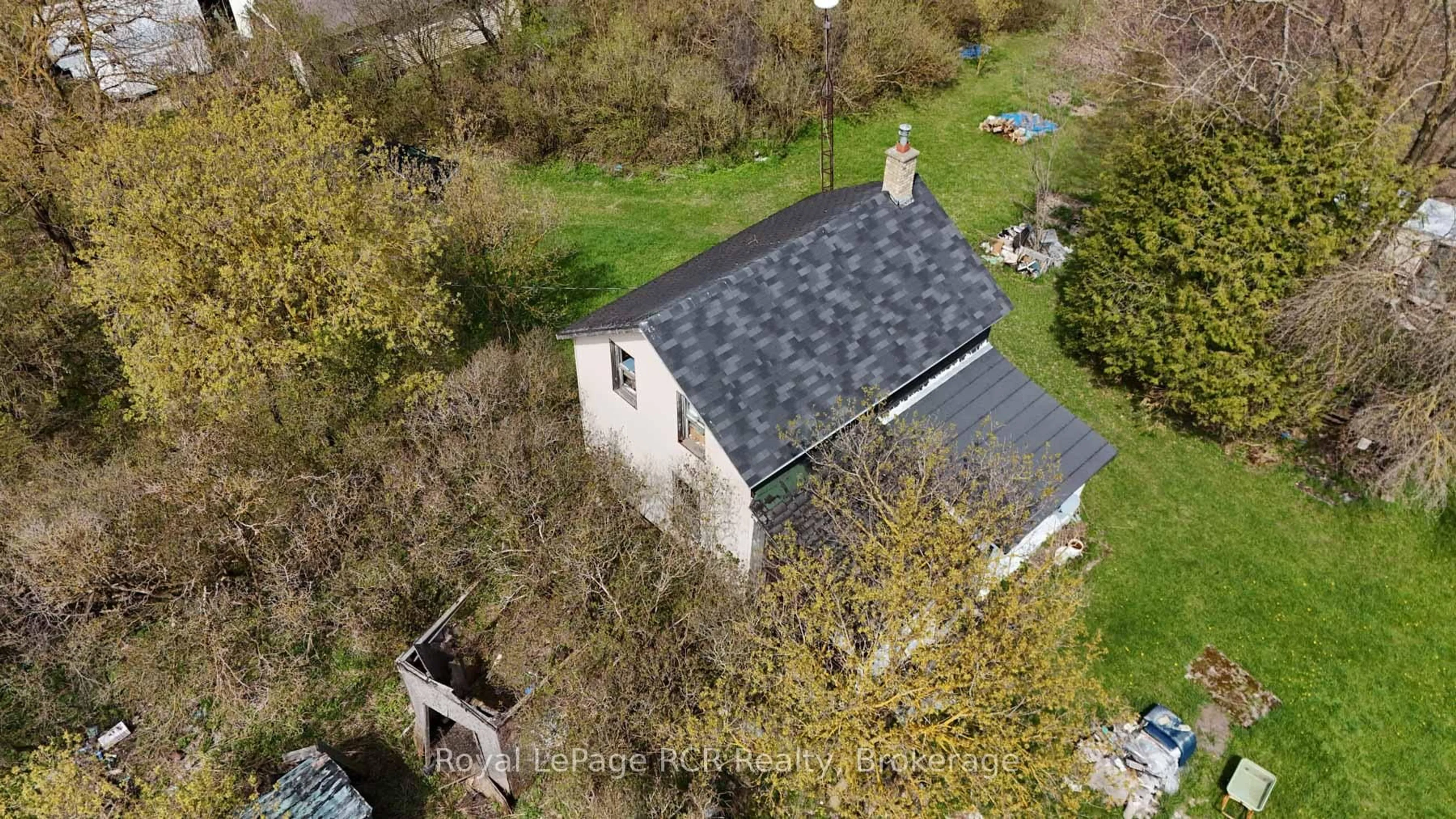 A pic from outside/outdoor area/front of a property/back of a property/a pic from drone, building for 250 HARRIS St, Wellington North Ontario N0G 2L3