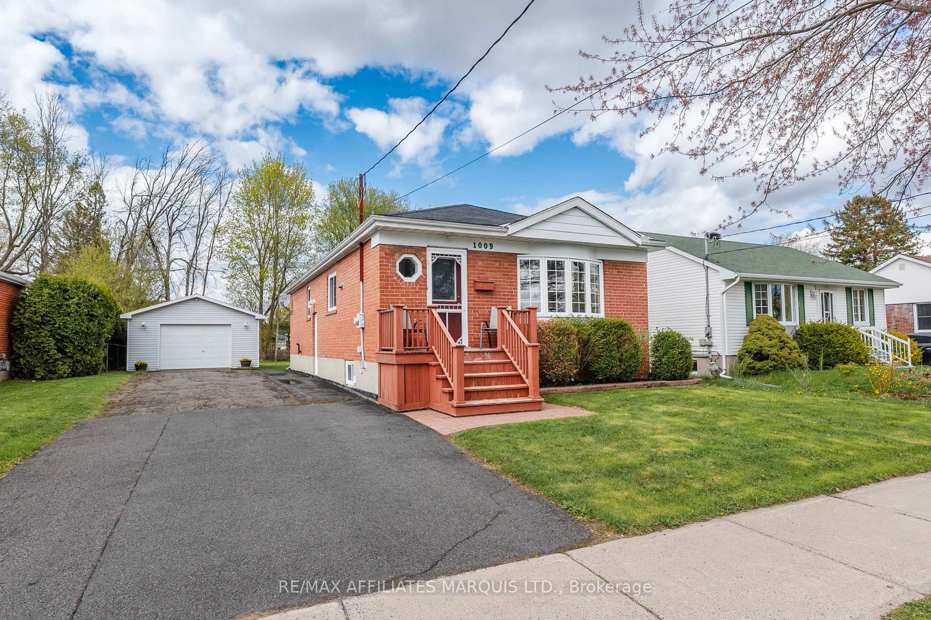 Home with vinyl exterior material, street for 1009 Leonard Ave, Cornwall Ontario K6J 1M1