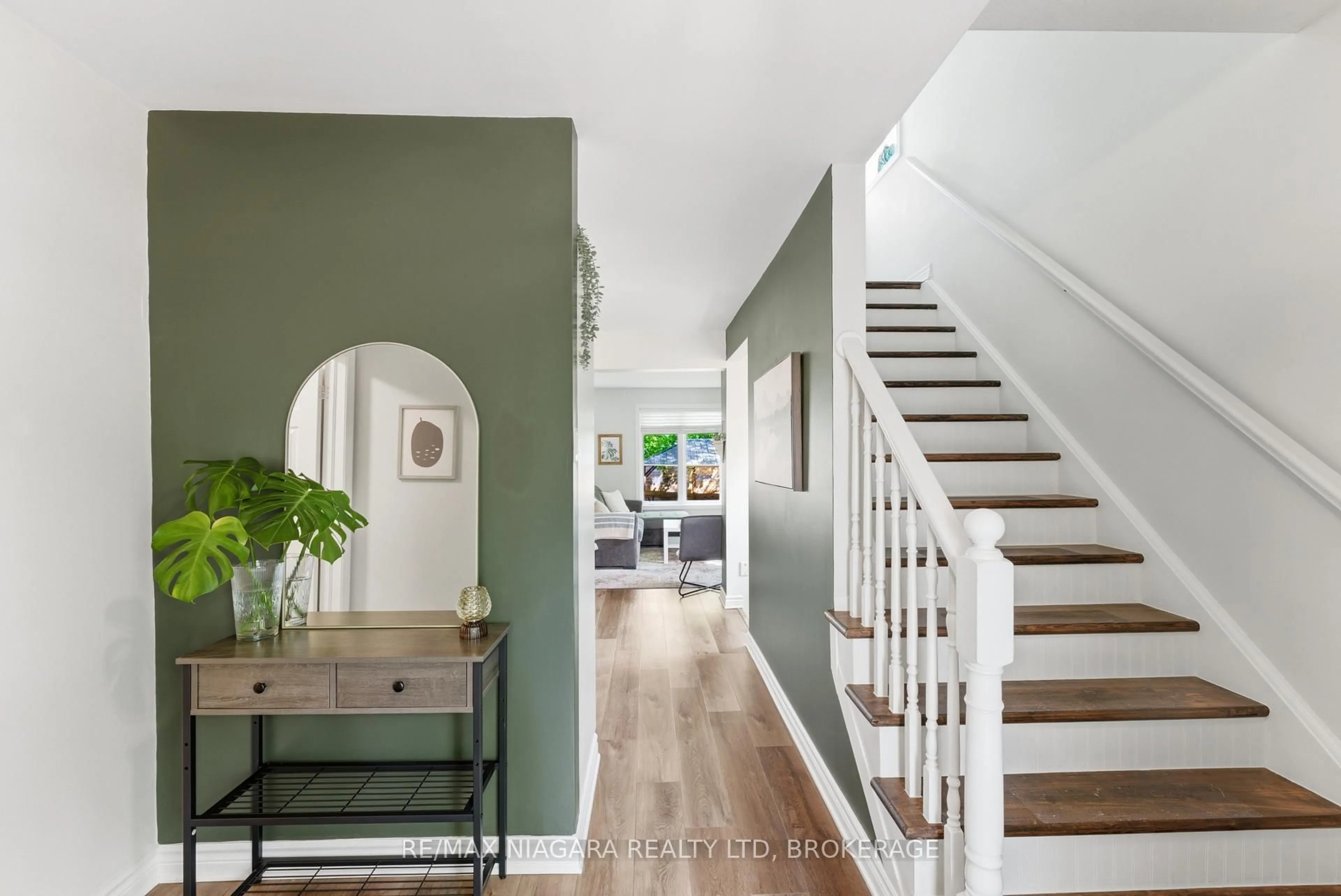 Indoor entryway for 25 Beverly St, St. Catharines Ontario L2P 2J9