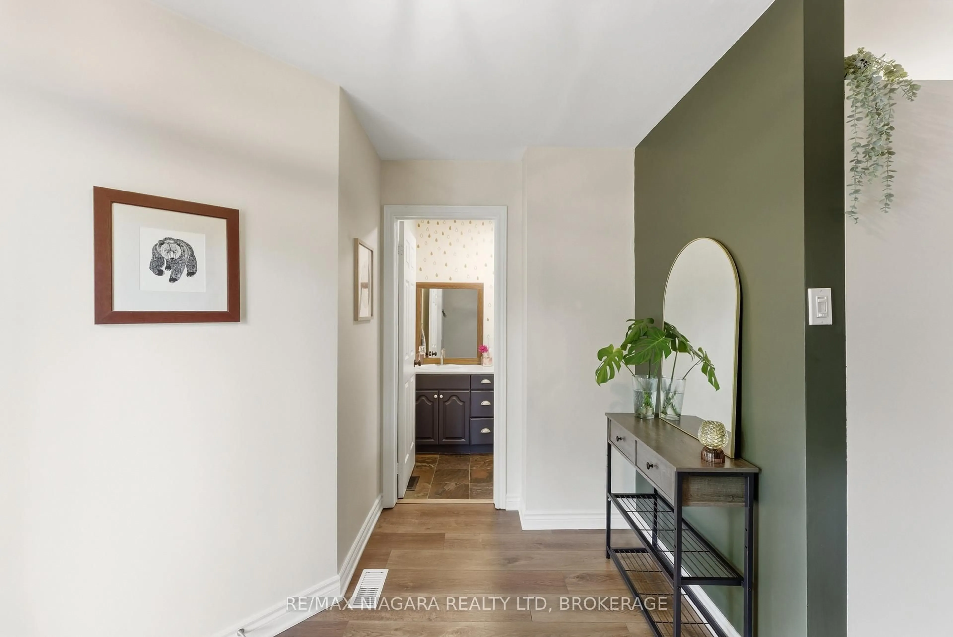 Indoor entryway for 25 Beverly St, St. Catharines Ontario L2P 2J9