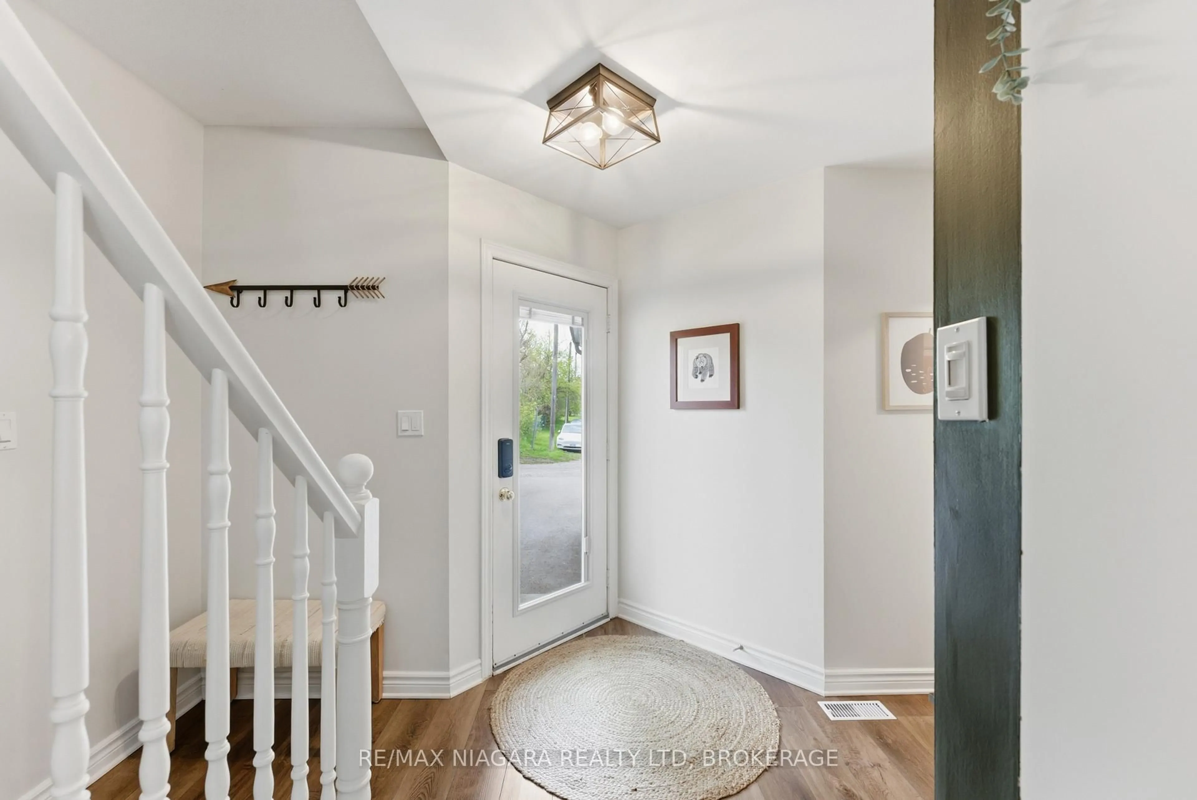 Indoor entryway for 25 Beverly St, St. Catharines Ontario L2P 2J9