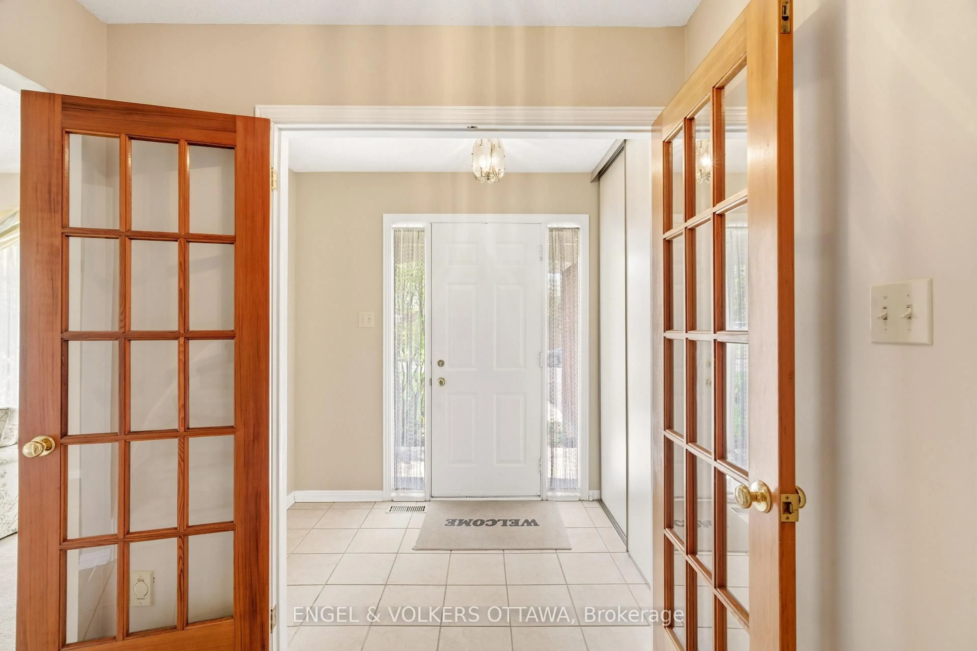Indoor entryway for 90 Topley Cres, Ottawa Ontario K1G 4M6