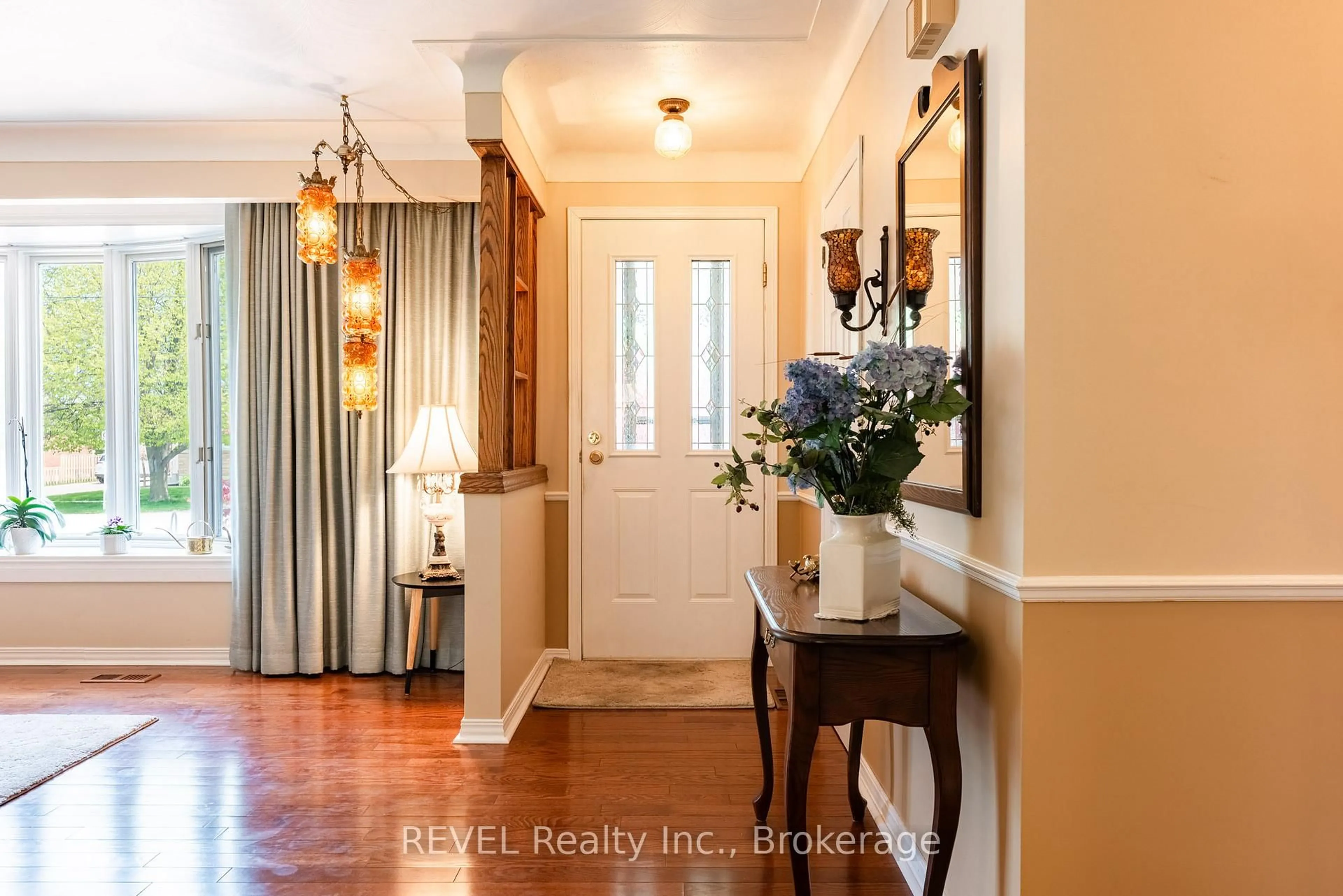 Indoor entryway for 6 Harcove St, St. Catharines Ontario L2N 1W8