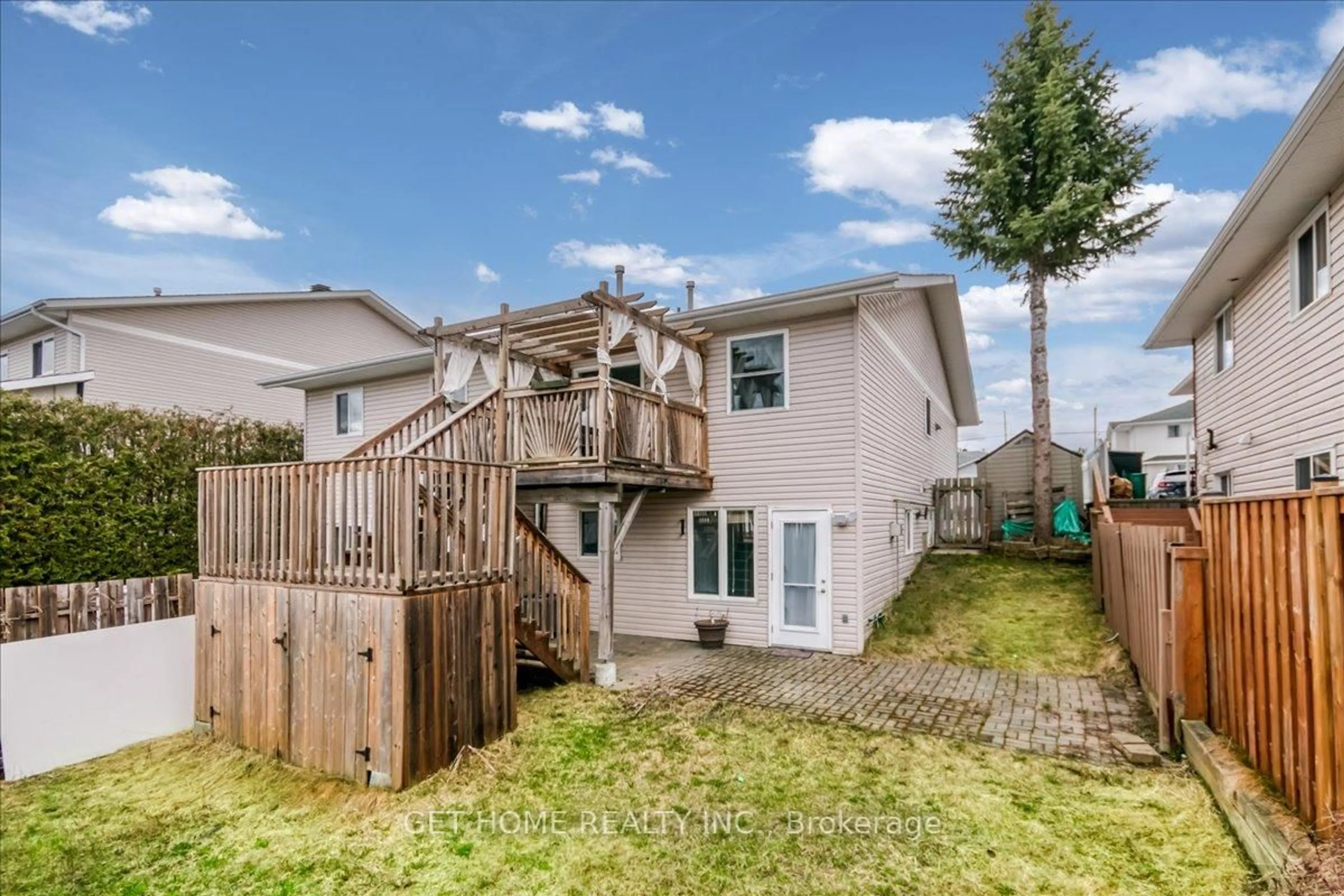 Patio, street for 26 Oakdale St, Greater Sudbury Ontario P3L 1L9