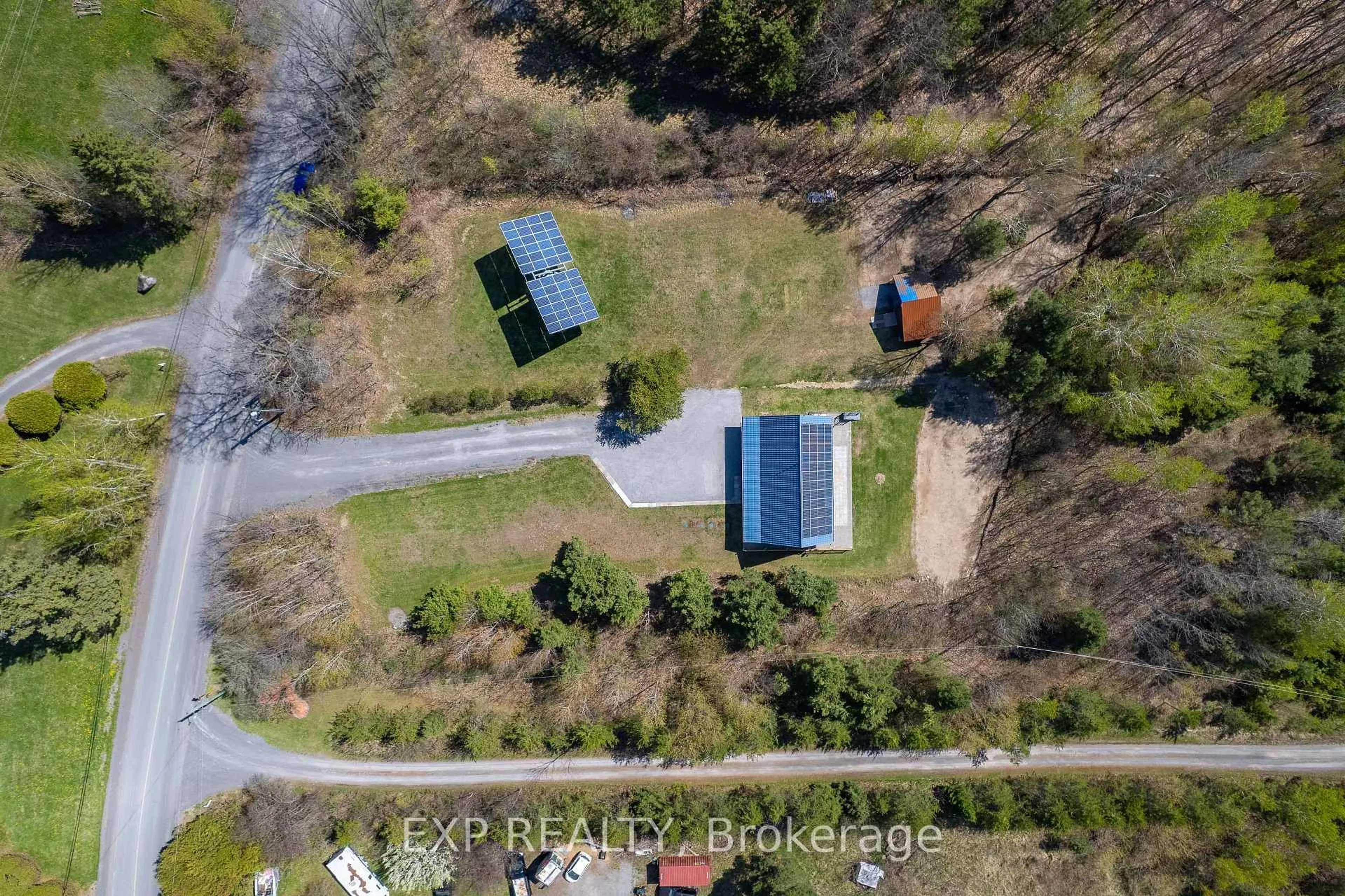 A pic from outside/outdoor area/front of a property/back of a property/a pic from drone, building for 568 LAKE GEORGE Rd, Alfred and Plantagenet Ontario K0B 1L0