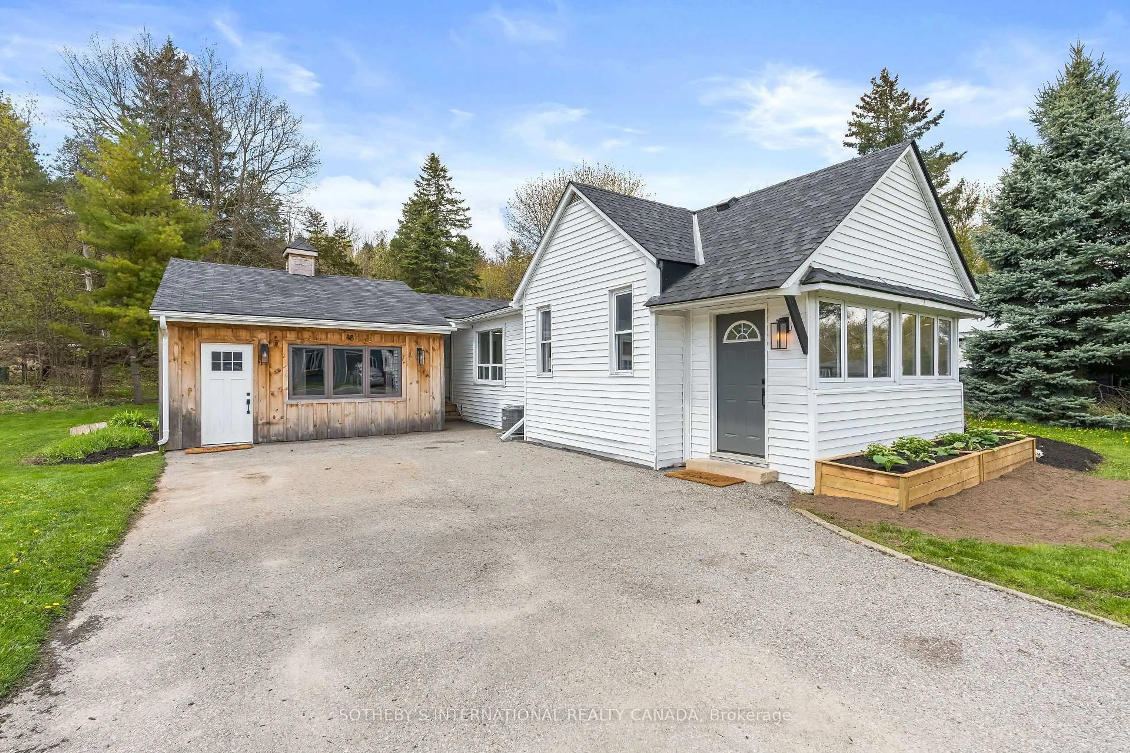 A pic from outside/outdoor area/front of a property/back of a property/a pic from drone, street for 18 Main St, Erin Ontario N0B 1T0