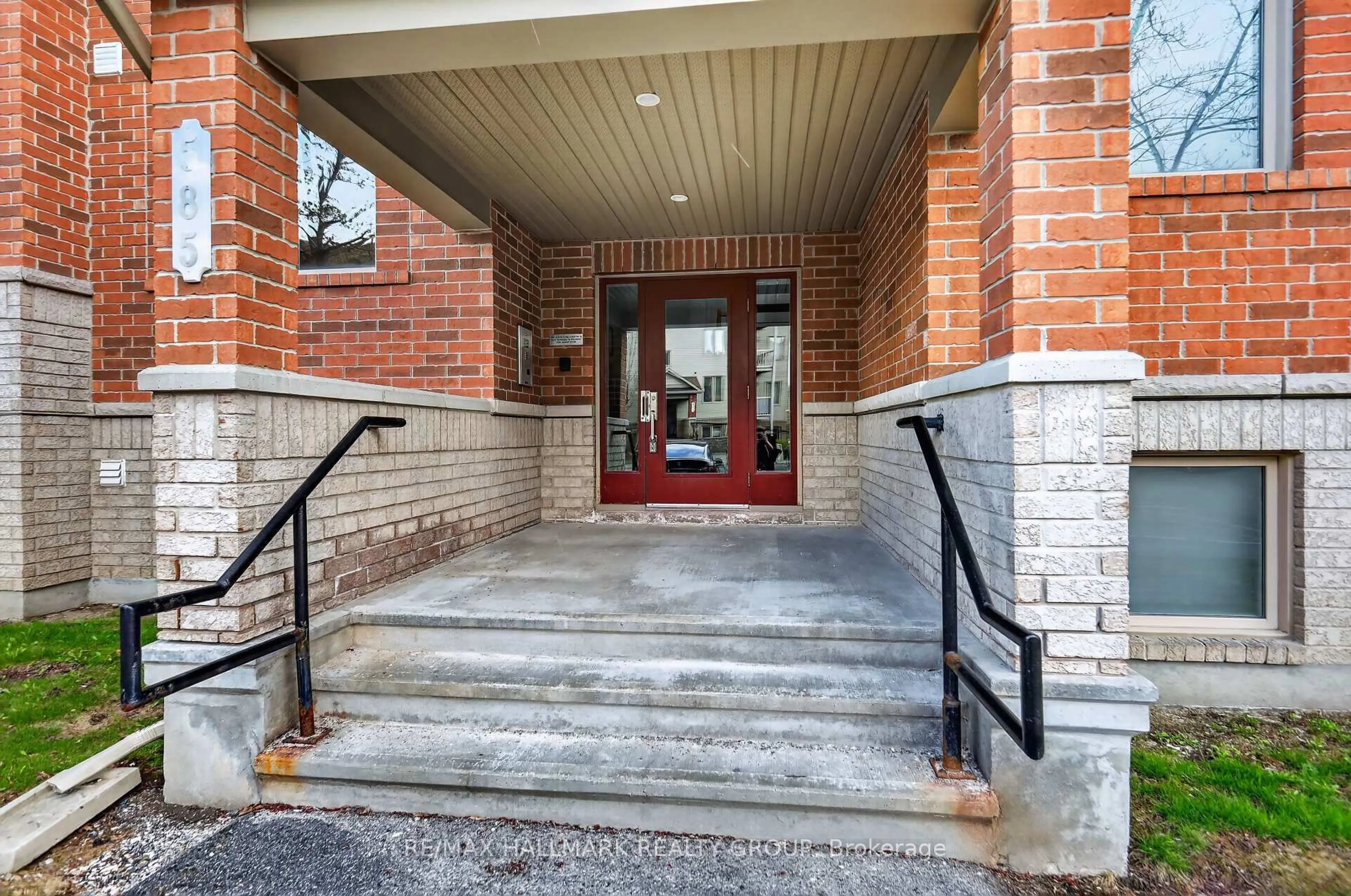 Indoor entryway for 585 Stonefield Private #3, Ottawa Ontario K2G 4R5
