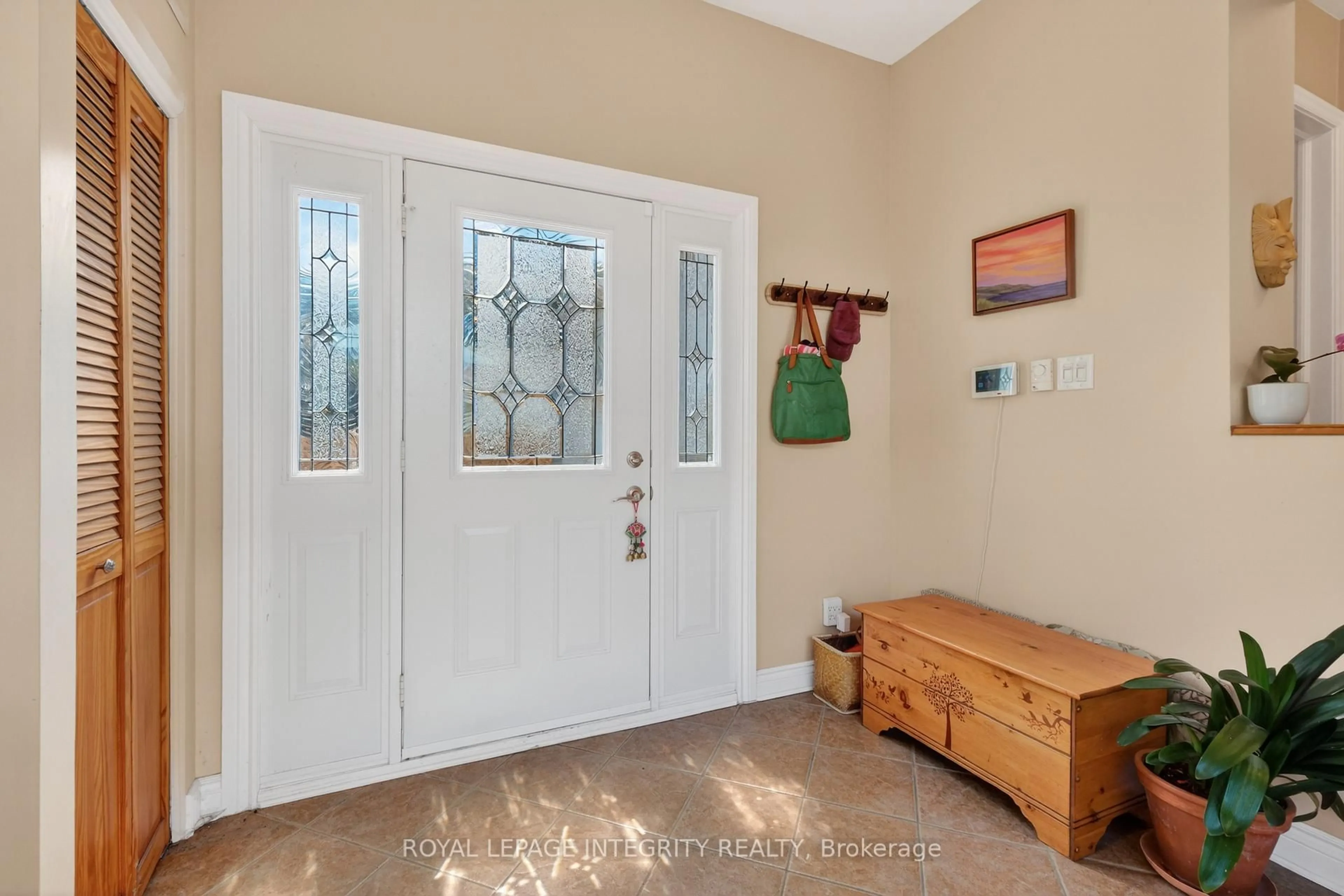 Indoor entryway for 957 Blair Rd, Ottawa Ontario K1J 7M9