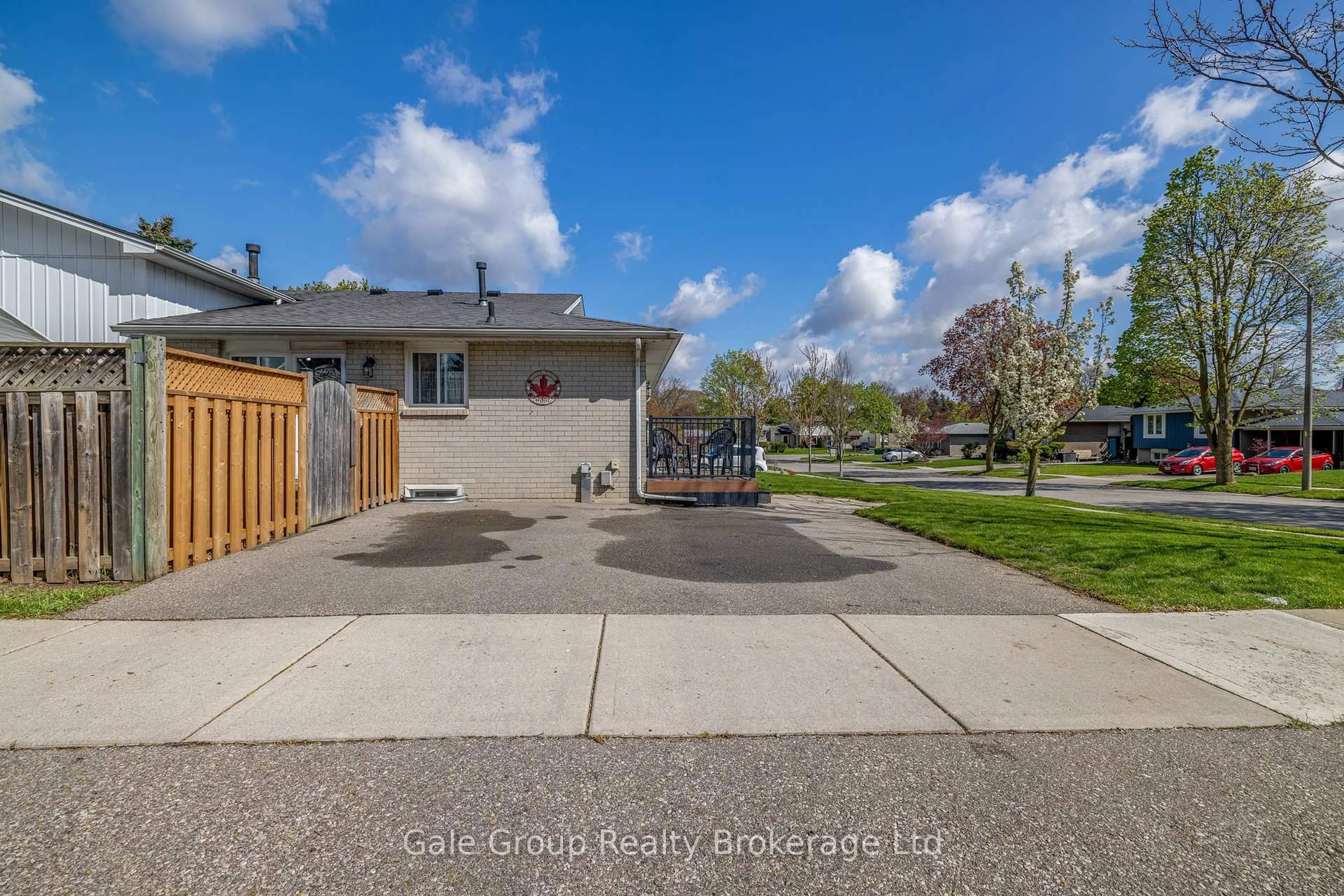 A pic from outside/outdoor area/front of a property/back of a property/a pic from drone, street for 33 Inverness St, Brantford Ontario N3V 1A9