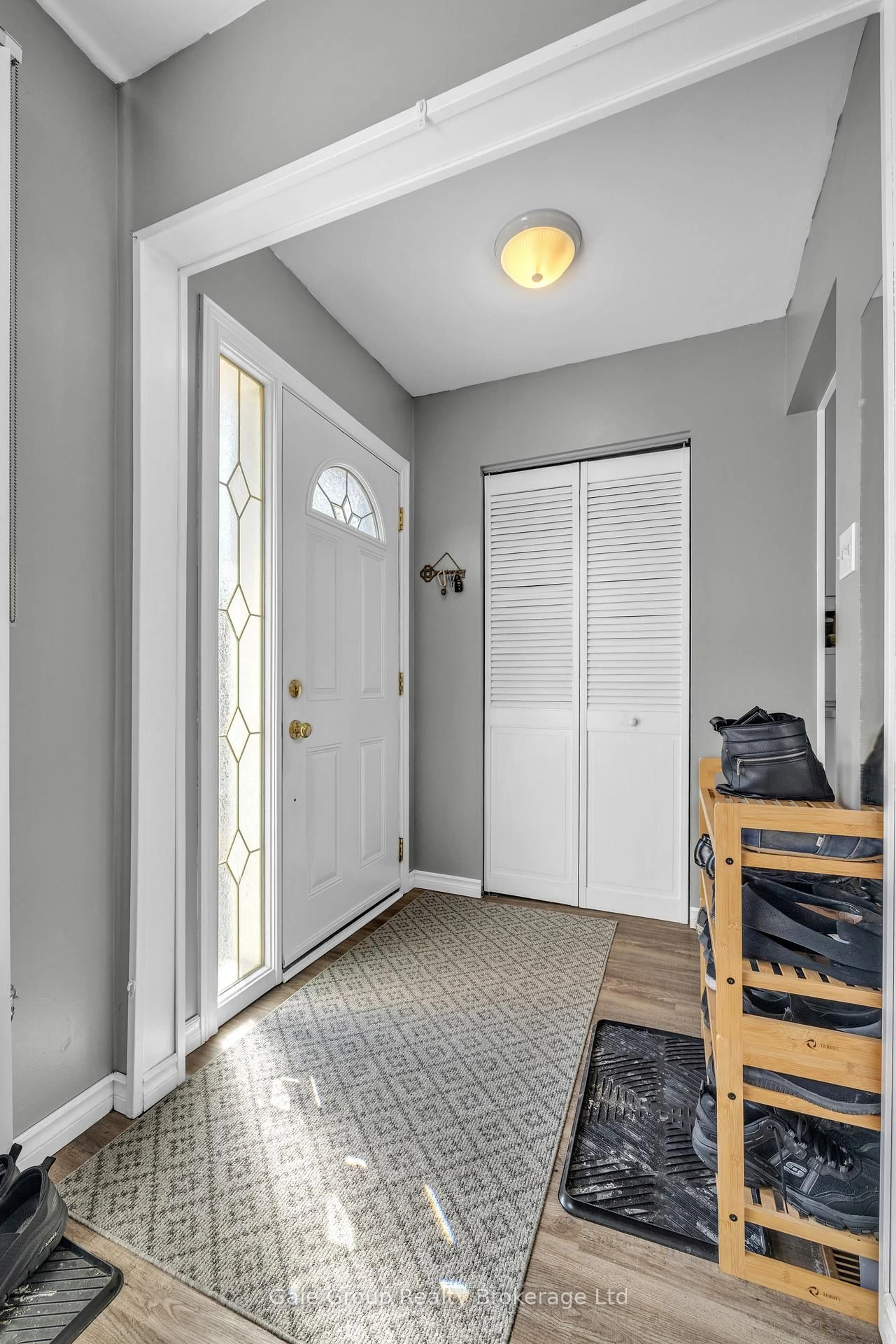 Indoor entryway for 33 Inverness St, Brantford Ontario N3V 1A9
