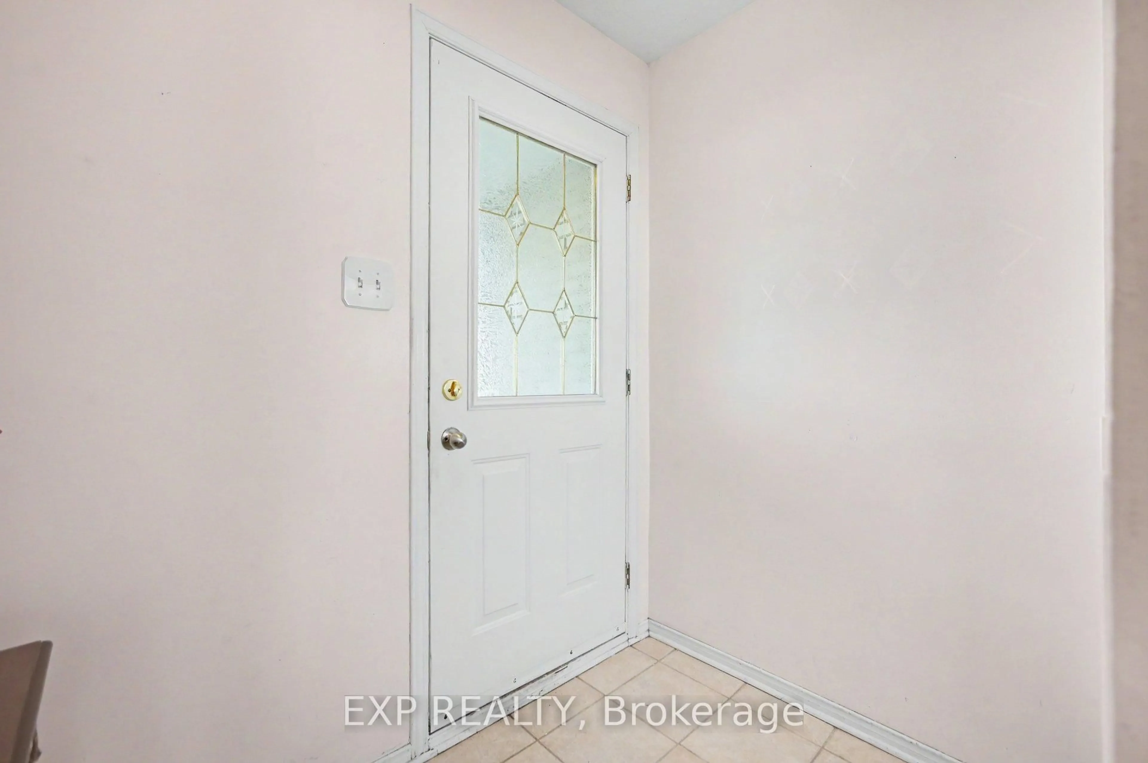 Indoor entryway for 61 Monterey Dr, Ottawa Ontario K2H 7A9