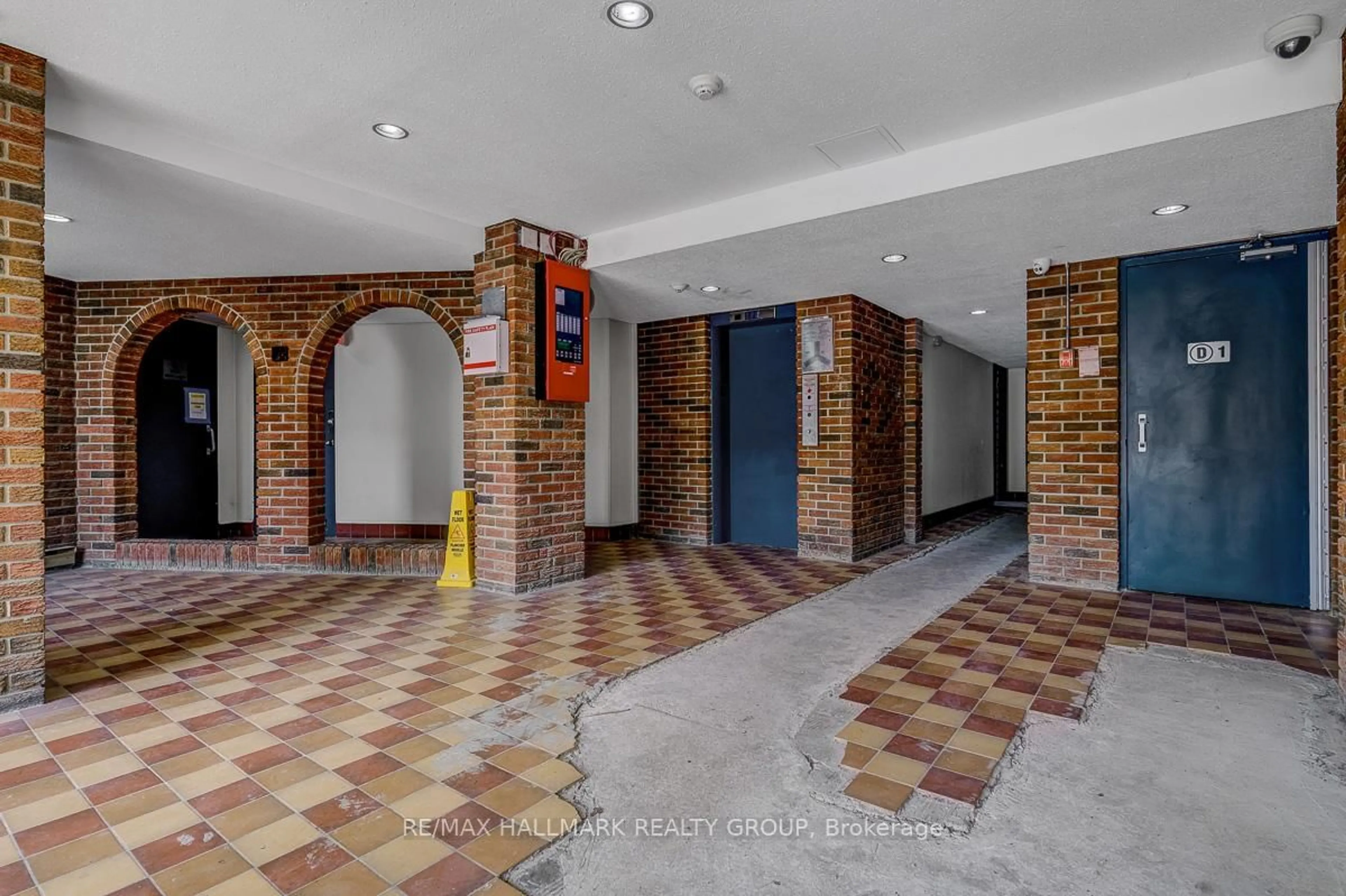 Indoor foyer for 2041 Arrowsmith Dr #105A, Ottawa Ontario K1J 7V7