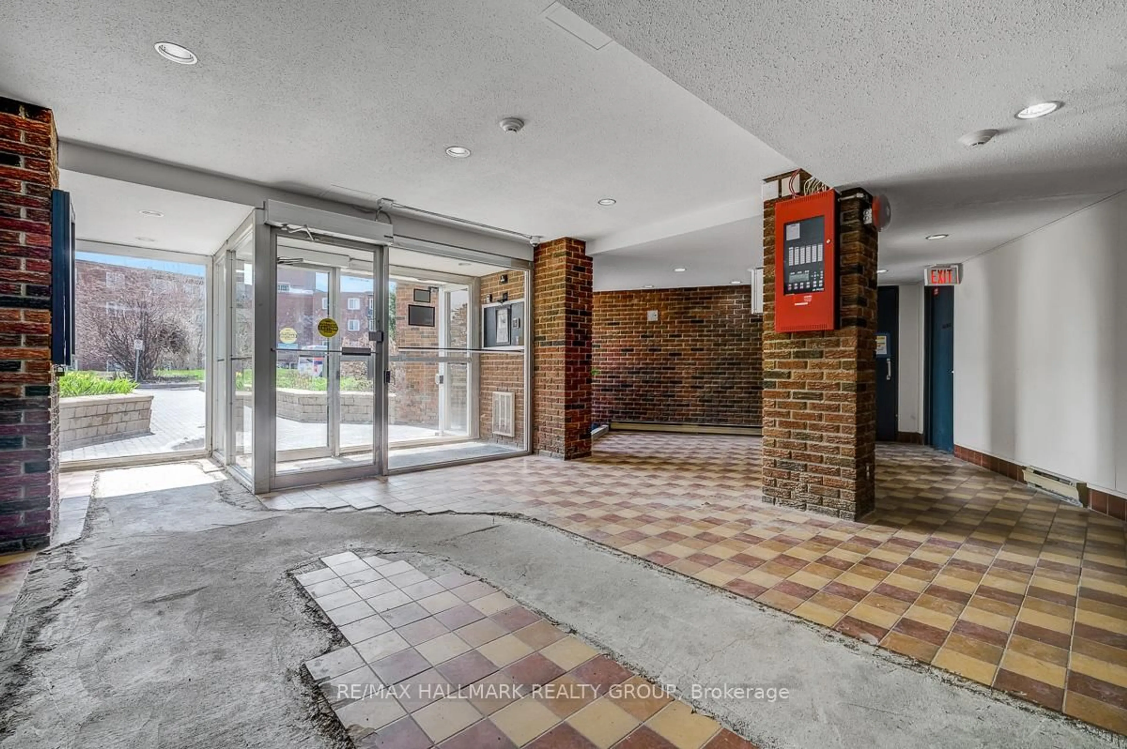 Indoor foyer for 2041 Arrowsmith Dr #105A, Ottawa Ontario K1J 7V7
