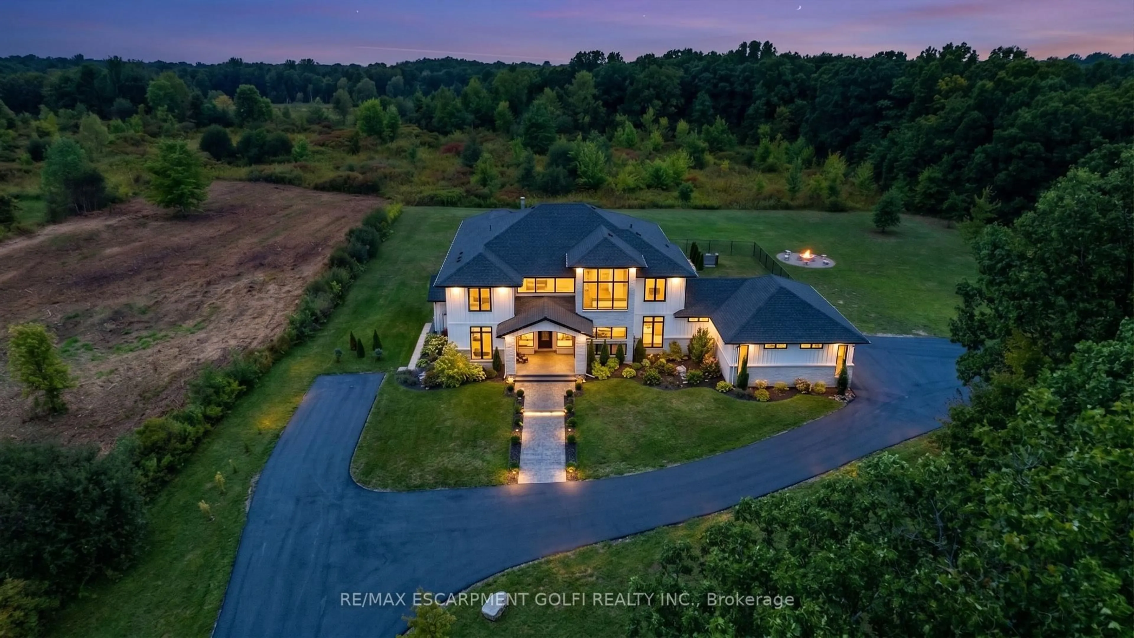 A pic from outside/outdoor area/front of a property/back of a property/a pic from drone, water/lake/river/ocean view for 13791 Montrose Rd, Niagara Falls Ontario L3B 5N7