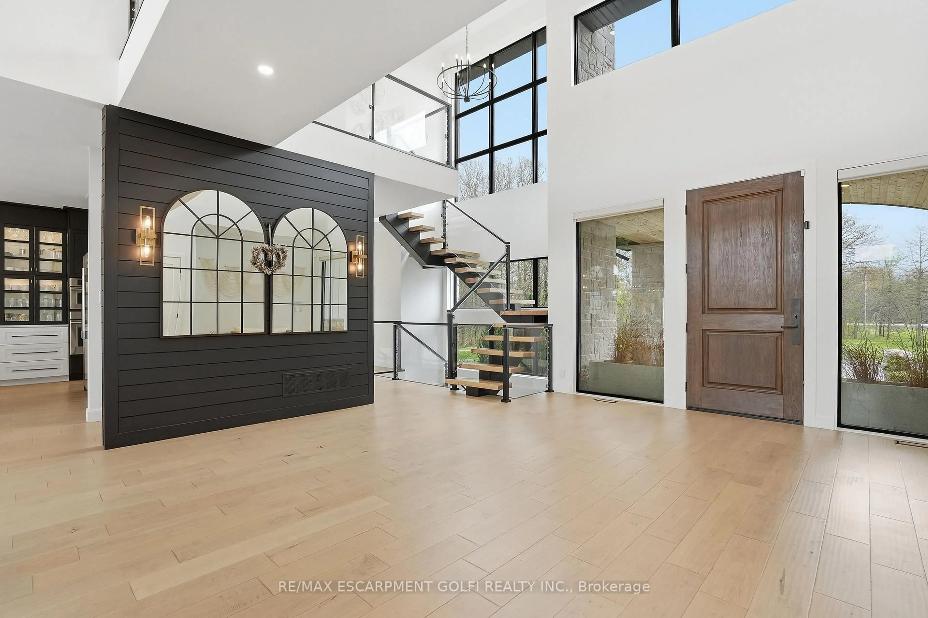 Indoor foyer for 13791 Montrose Rd, Niagara Falls Ontario L3B 5N7