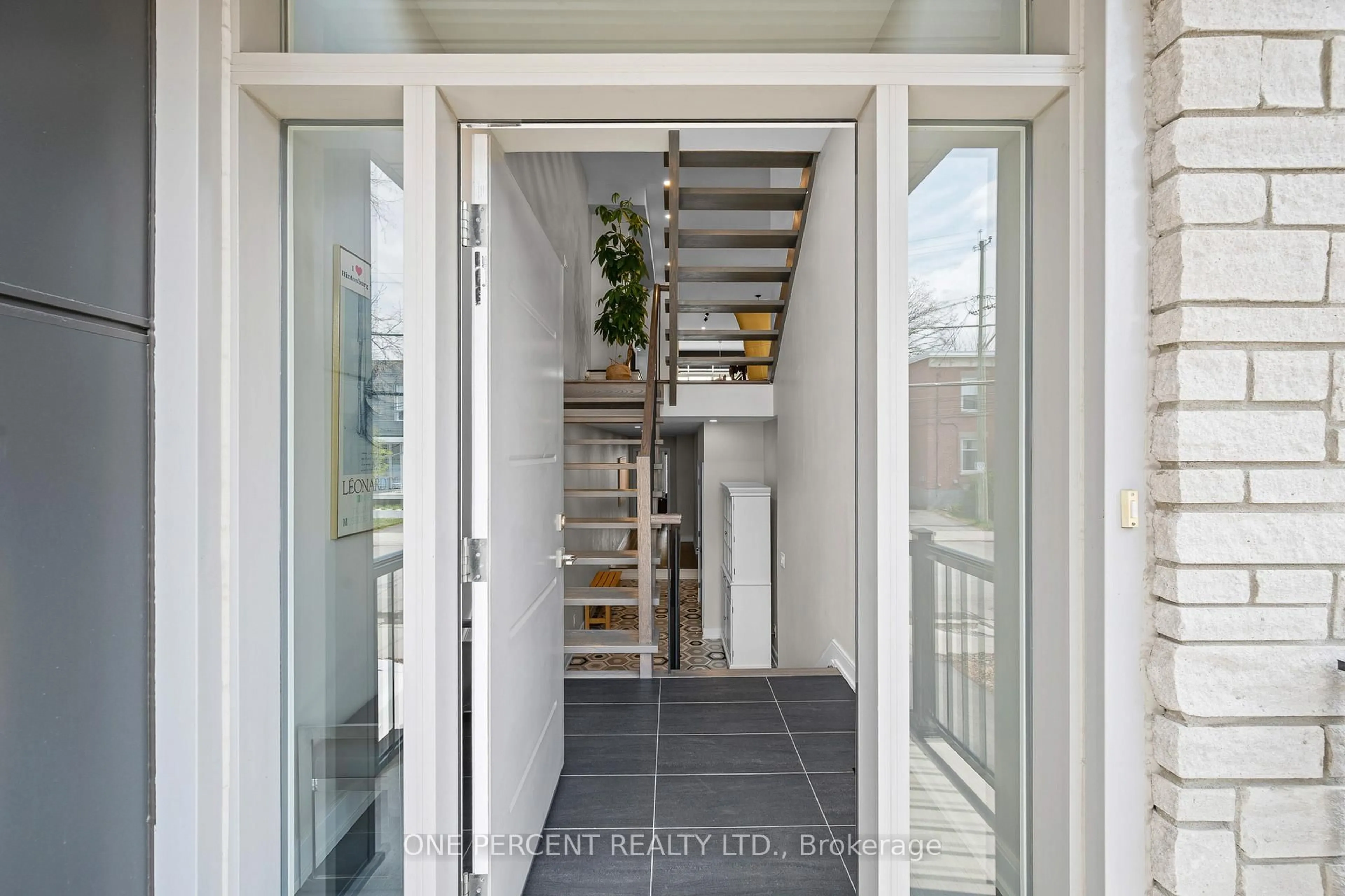 Indoor entryway for 91 Hamilton Ave, Ottawa Ontario K1Y 1B8