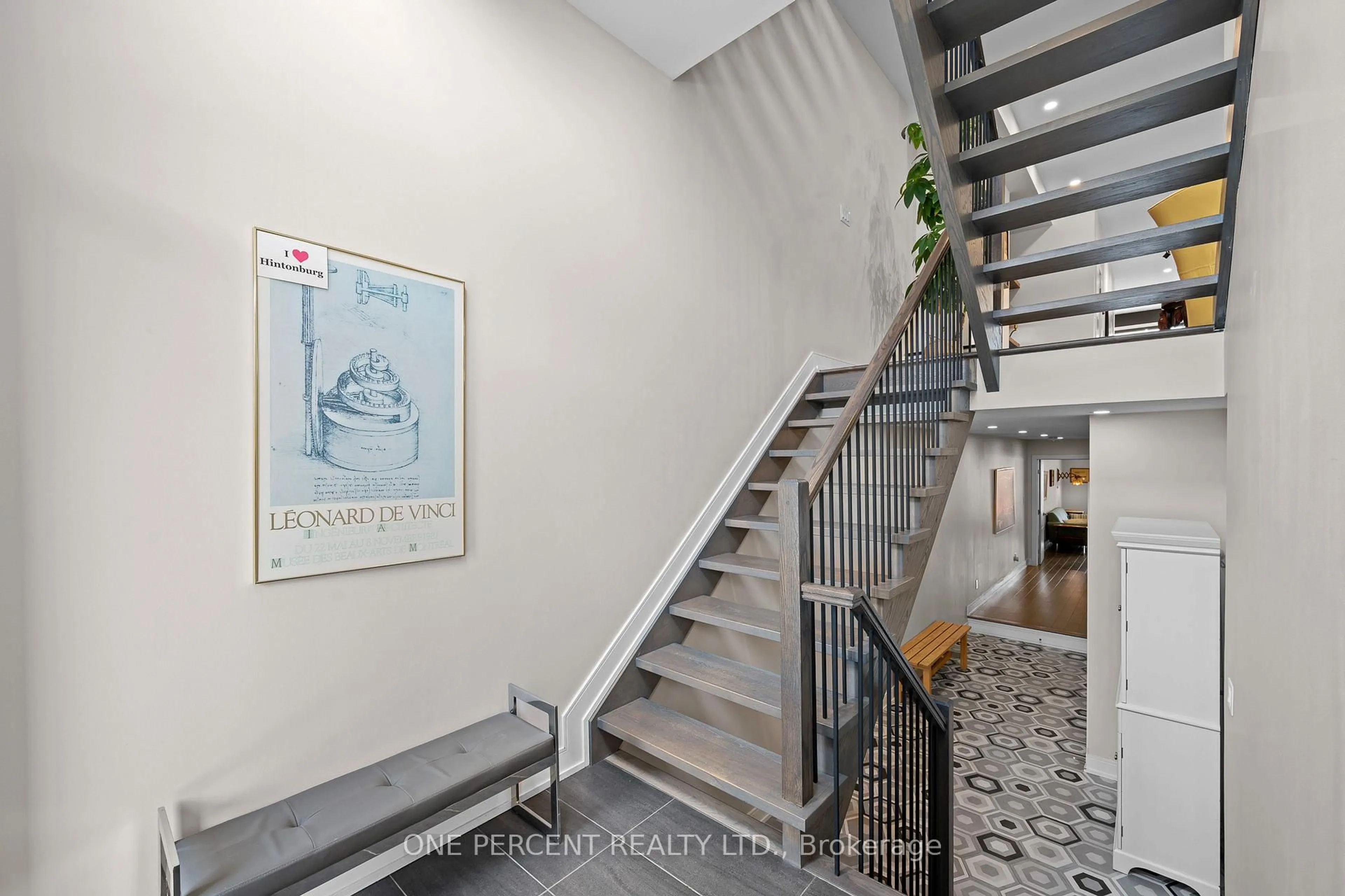 Indoor foyer for 91 Hamilton Ave, Ottawa Ontario K1Y 1B8
