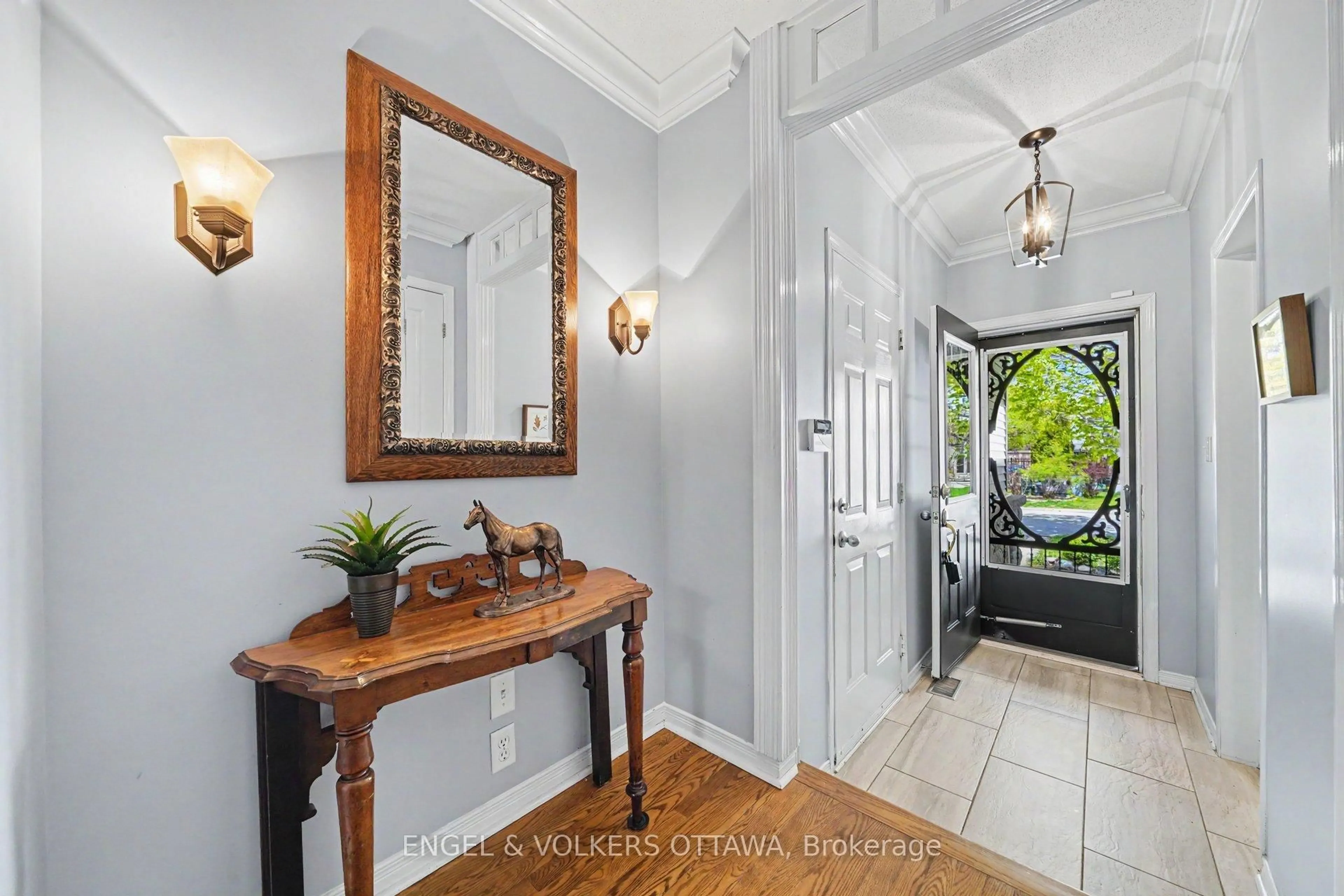 Indoor entryway for 114 Rustwood Private, Ottawa Ontario K2J 5L5