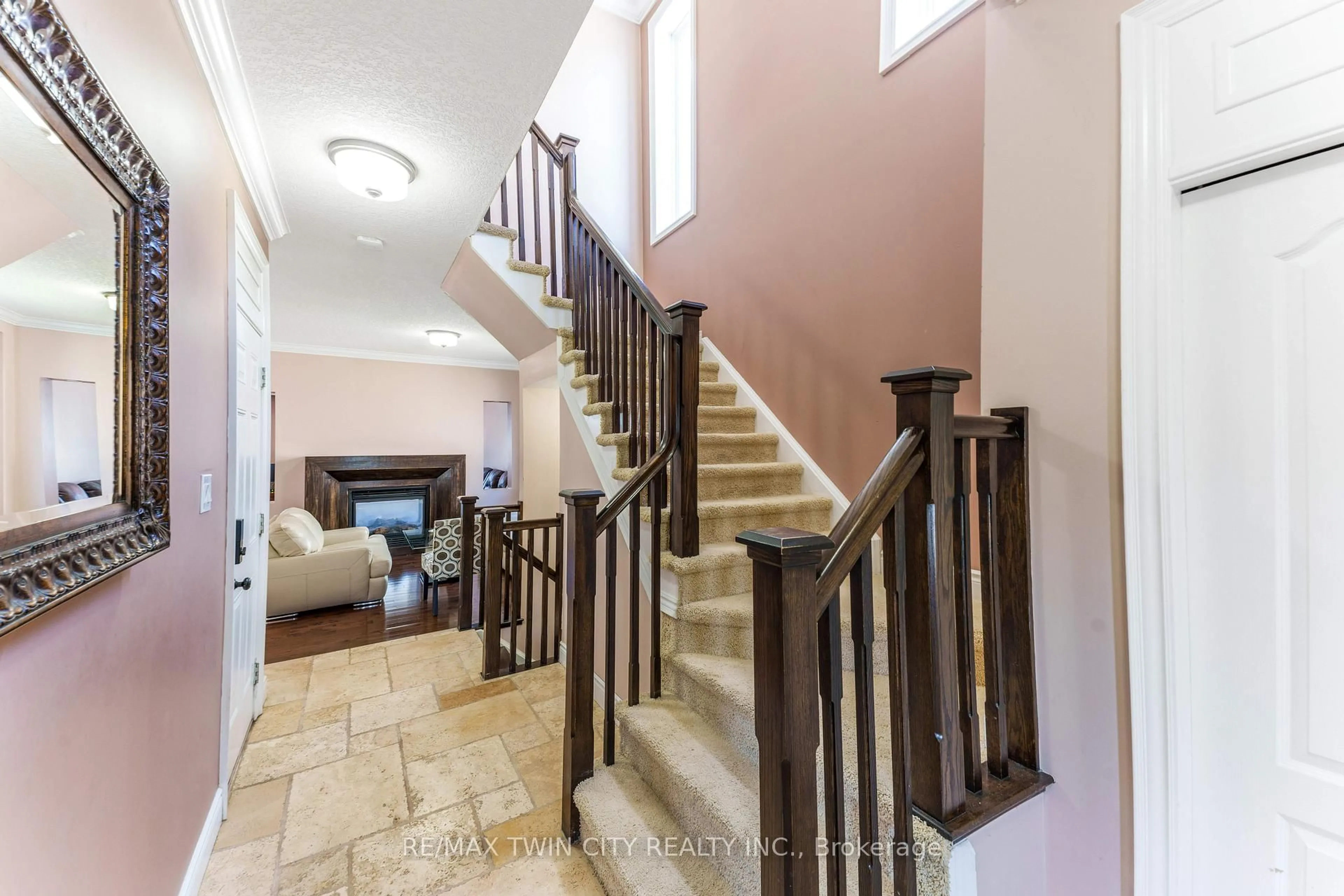 Indoor foyer for 437 Beaumont Cres, Kitchener Ontario N2A 0C4