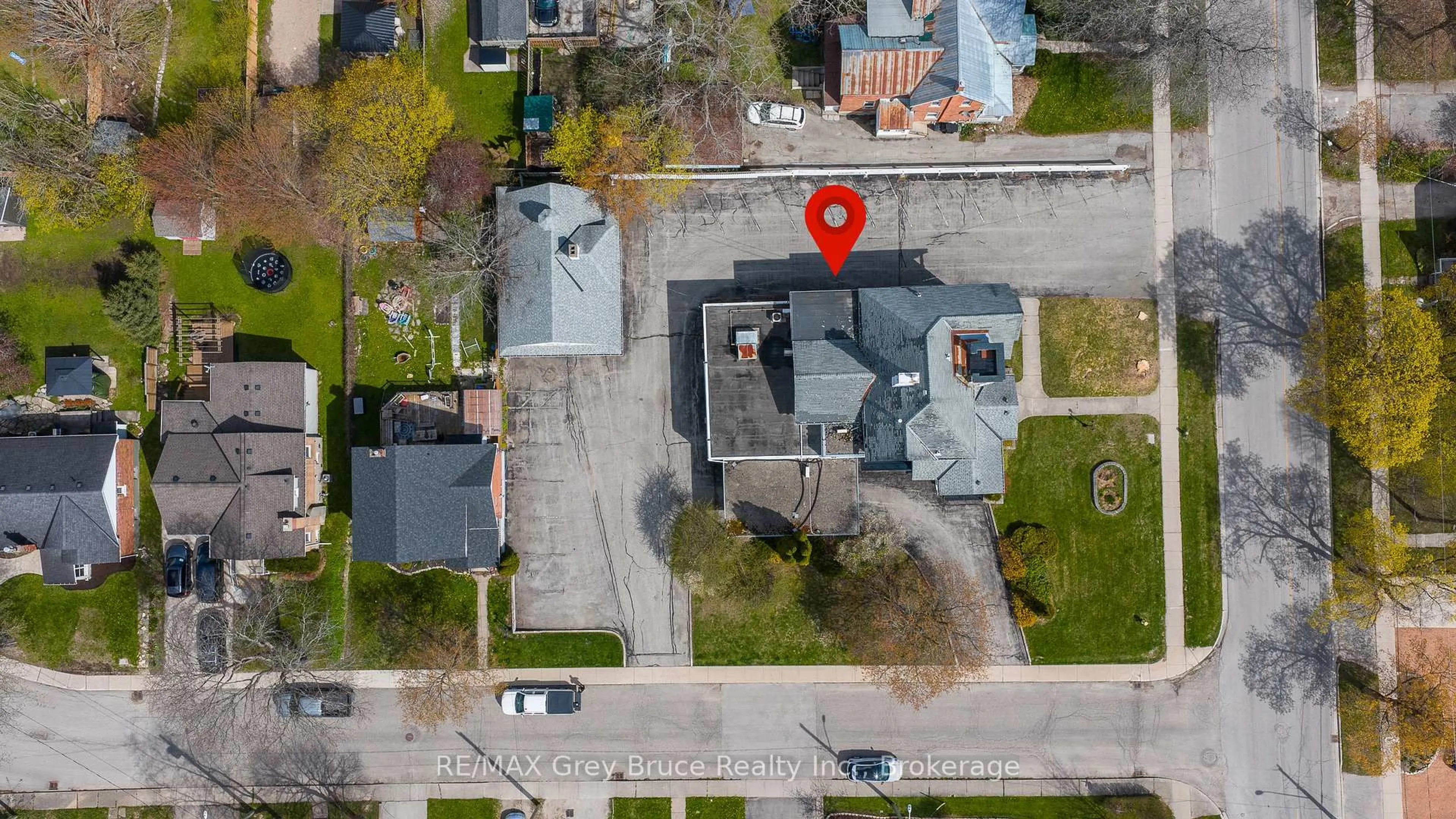 A pic from outside/outdoor area/front of a property/back of a property/a pic from drone, street for 1178 4th Ave, Owen Sound Ontario N4K 4W5