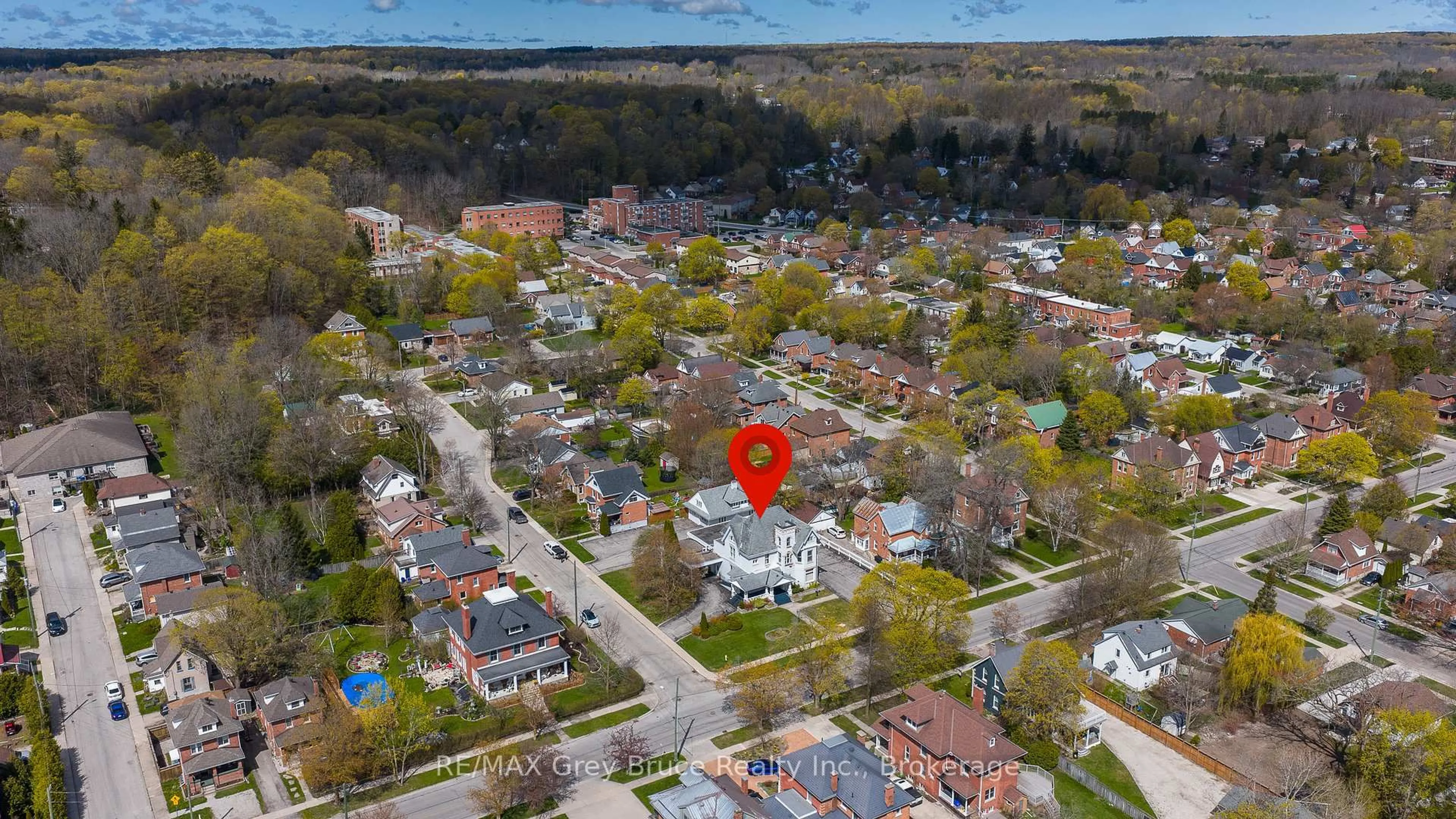 A pic from outside/outdoor area/front of a property/back of a property/a pic from drone, unknown for 1178 4th Ave, Owen Sound Ontario N4K 4W5