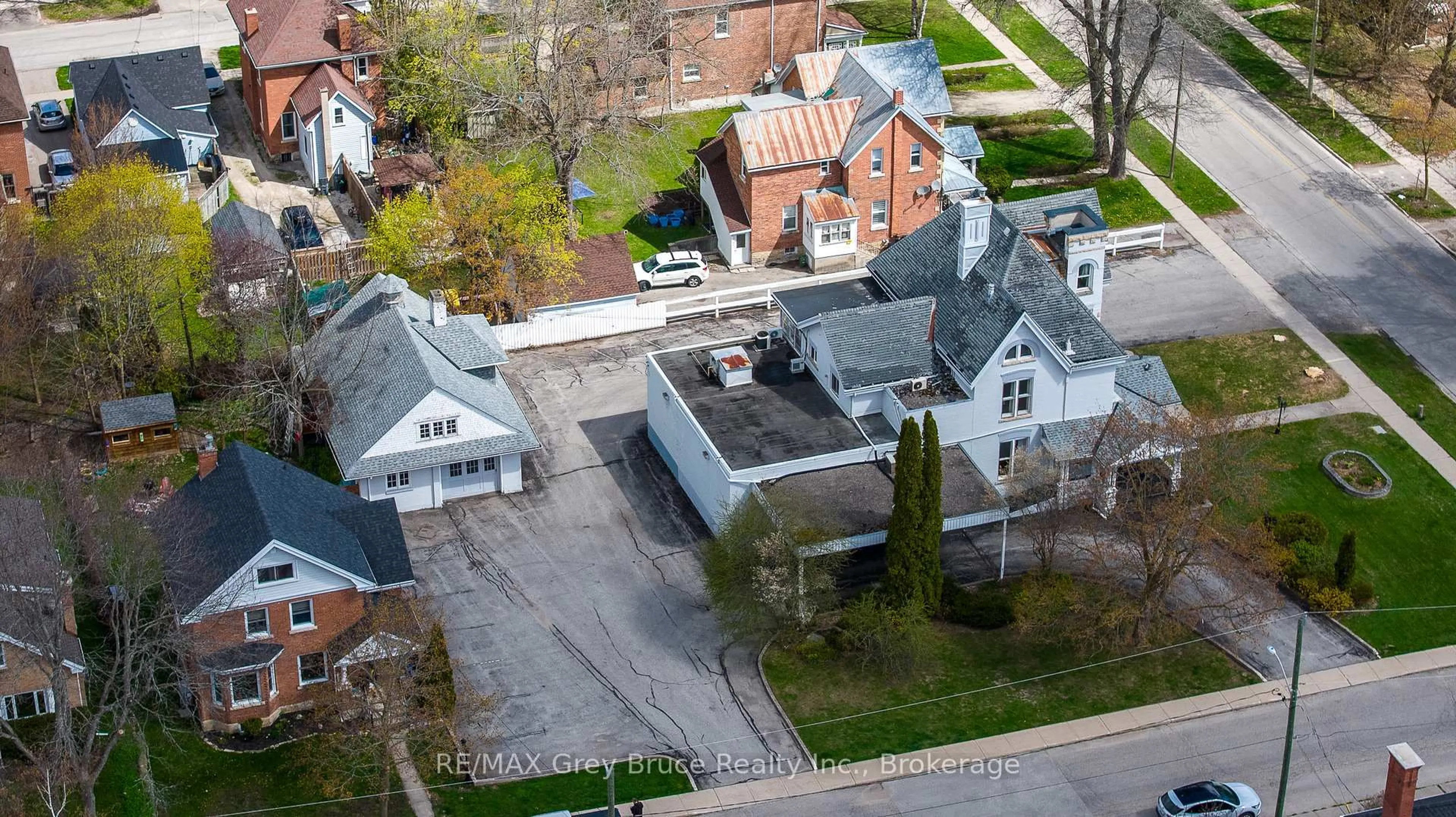 A pic from outside/outdoor area/front of a property/back of a property/a pic from drone, street for 1178 4th Ave, Owen Sound Ontario N4K 4W5